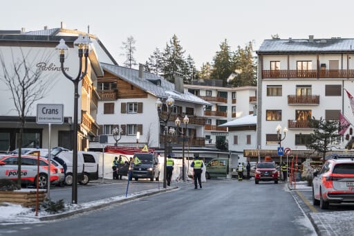 Polizeibeamte sind in der Nähe des Bereichs zu sehen, in dem es in der Bar und Lounge „Le Constellation“ nach einer Explosion in den frühen Morgenstunden der Silvesternacht in Crans-Montana in der Schweiz am Donnerstag, dem 1. Jänner 2026, zu einem Brand gekommen ist.