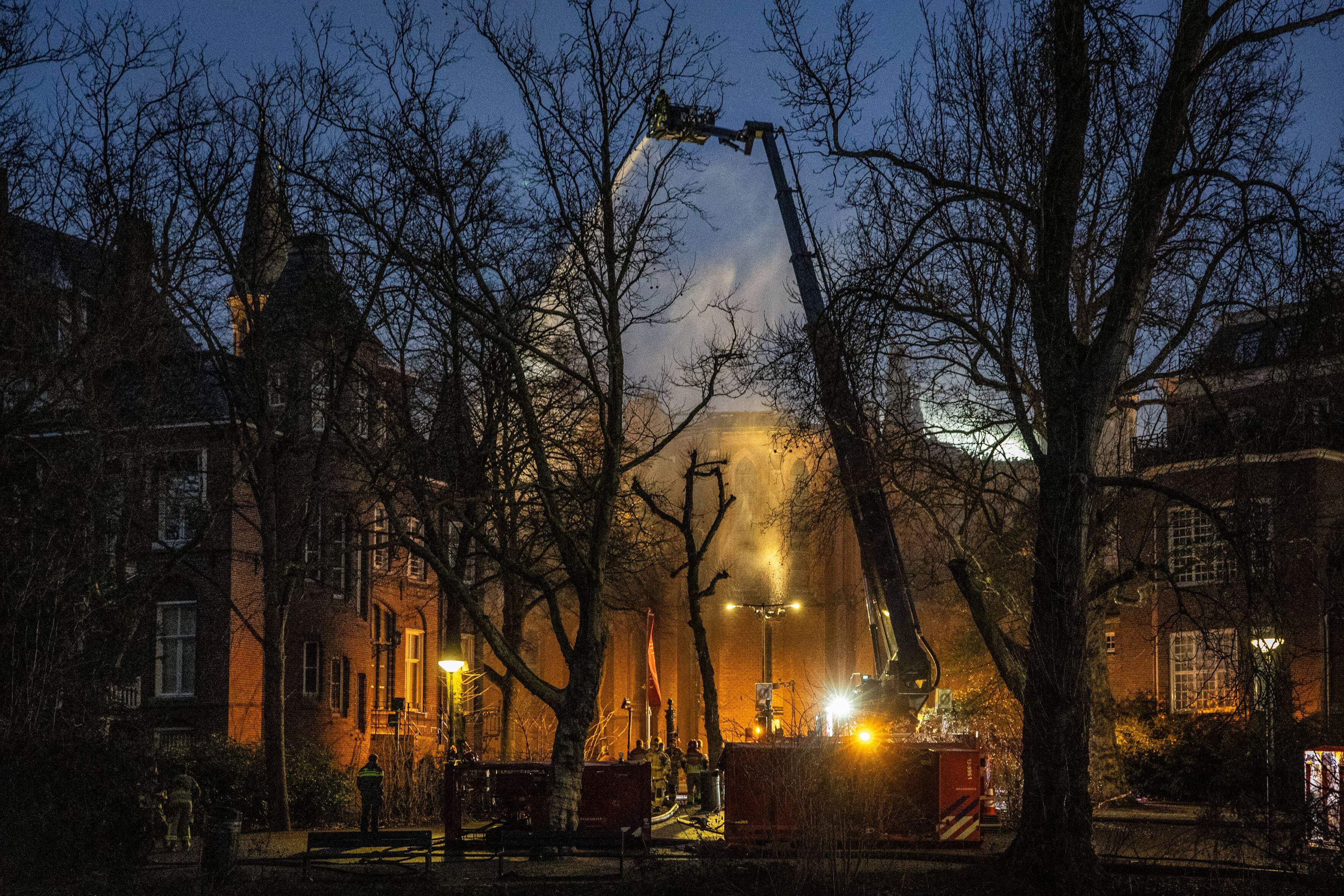 In der Silvesternacht brach im Turm der Vondelkerk in Amsterdam ein Feuer aus. Die Kirche befindet sich in der Nähe des Vondelparks in der niederländischen Hauptstadt.