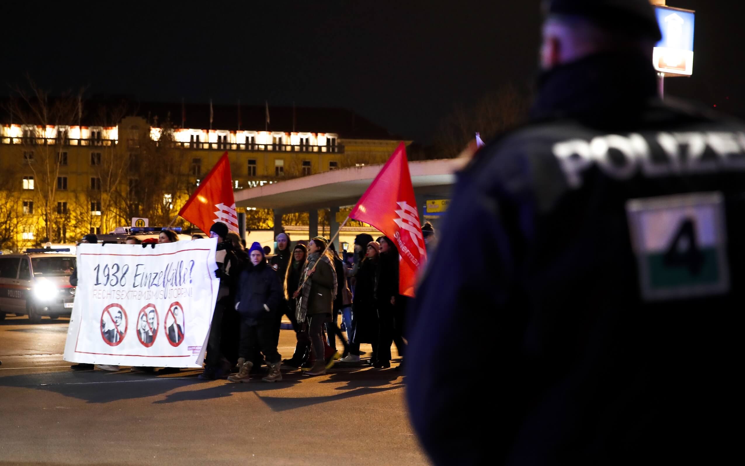 Das linke Protestmilieu mobilisiert seit Jahren massiv gegen die Veranstaltung – nun stehen mutmaßliche Täter vor Gericht.