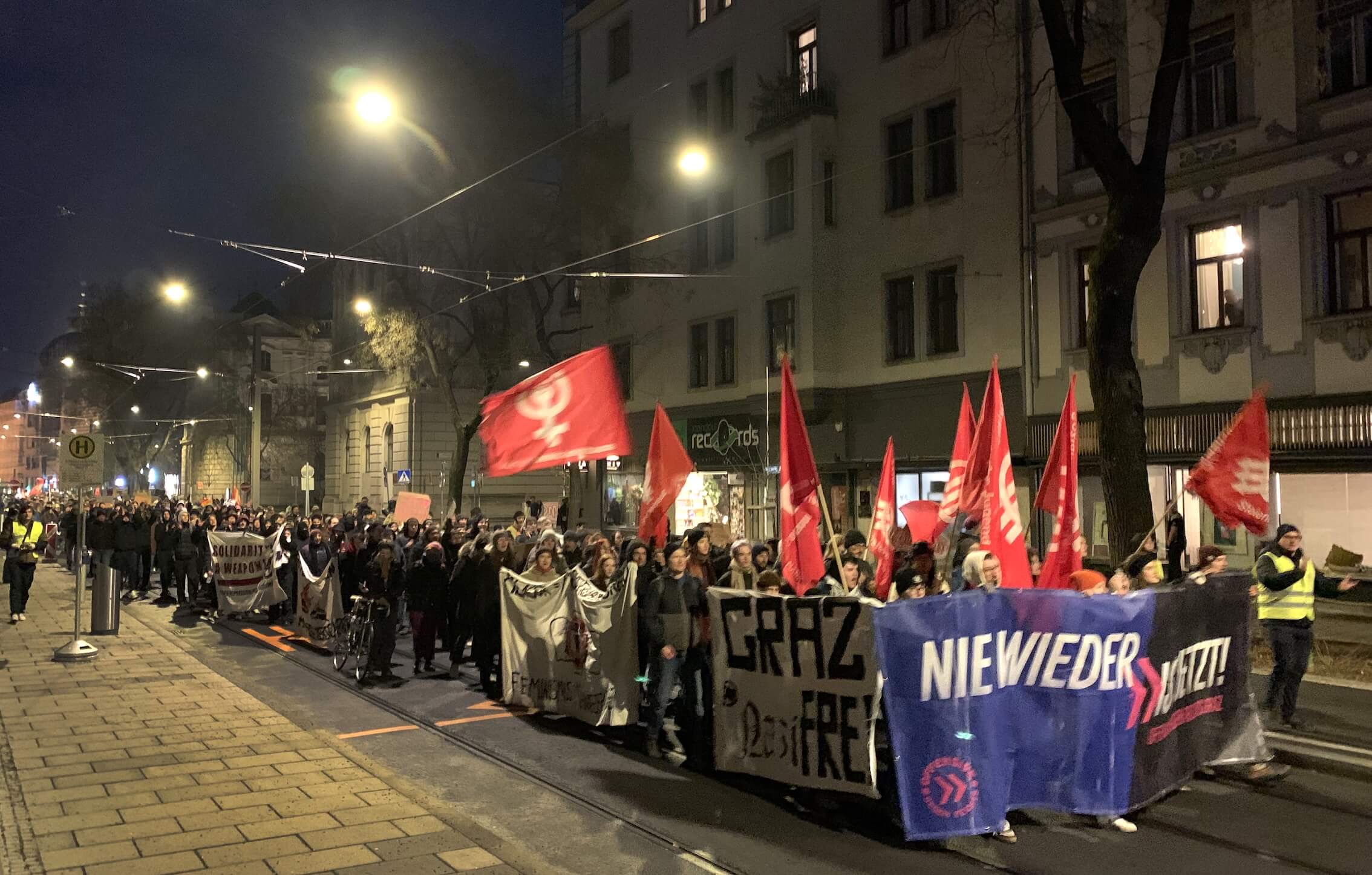 Antifa-nahe Gruppen inszenieren den Akademikerball regelmäßig als politisches Feindbild.