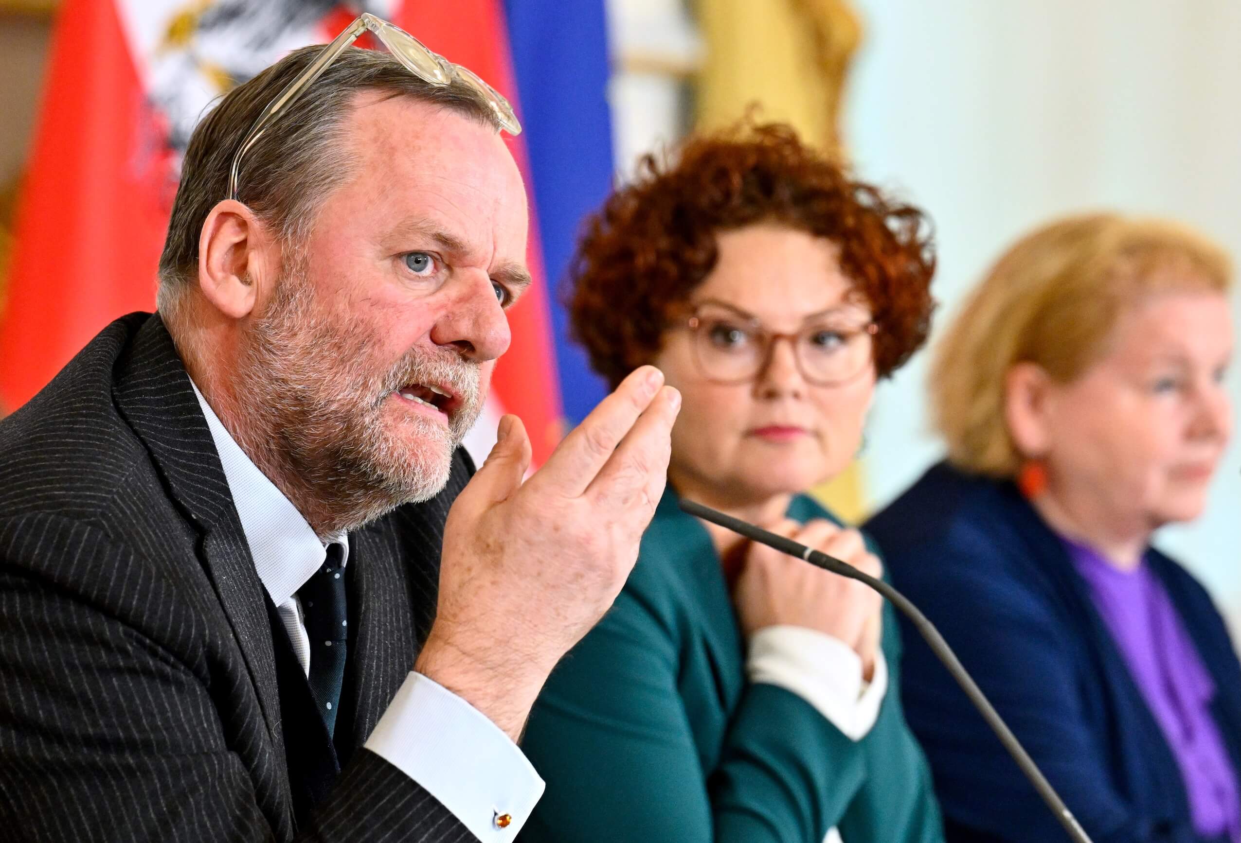 Pressefoyer nach dem Ministerrat: Schellhorn, Tourismus-Staatssekretärin Elisabeth Zehetner (ÖVP) und Arbeits- und Sozialministerin Korinna Schumann (SPÖ) im Bundeskanzleramt.