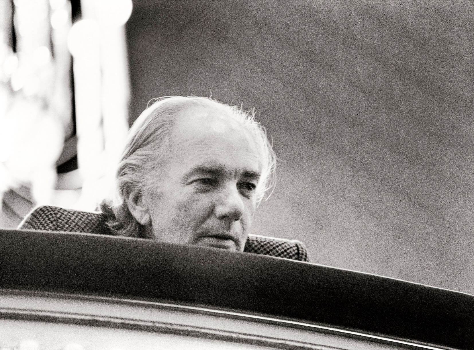 Thomas Bernhard bei den Proben zu „Heldenplatz“ 1988 im Wiener Burgtheater.