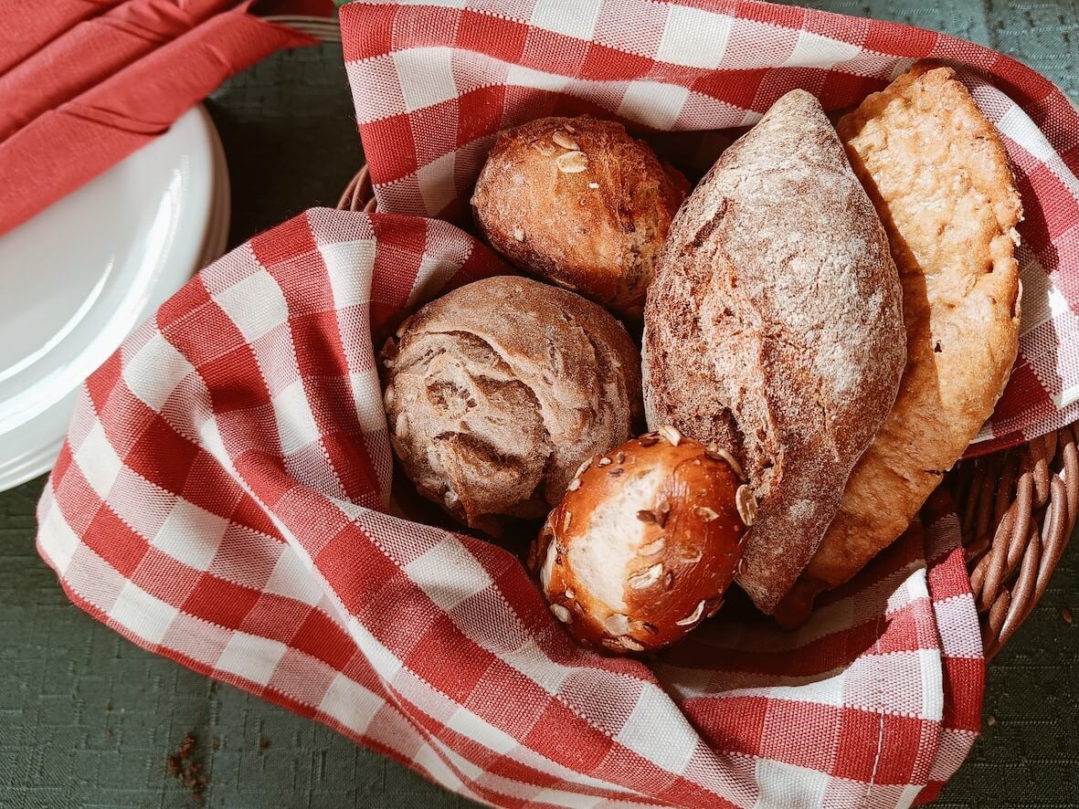 Brot und Semmeln aus Österreich sind köstlich – deshalb werden sie auch exportiert. Systemisch betrachtet – inklusive importierter Mehl-, Teig- und Backrohlinge – ist nur rund jede zweite Backwaren-Einheit heimisch.
