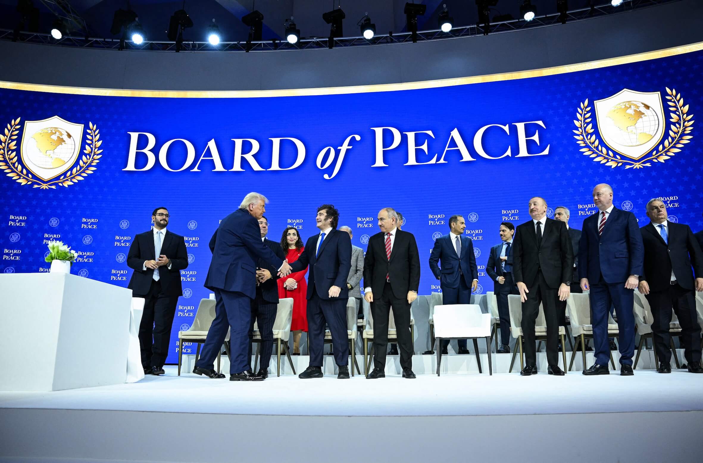 Trump begrüßt Argentiniens Präsident Javier Milei beim „Board of Peace“ in Davos. Die Charta macht aus dem Gaza-Projekt ein globales Machtinstrument.