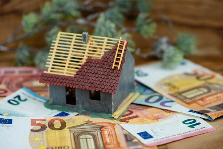 Es gibt bereits die Grunderwerbssteuer, der Staat verdient bei der Hausübergabe.