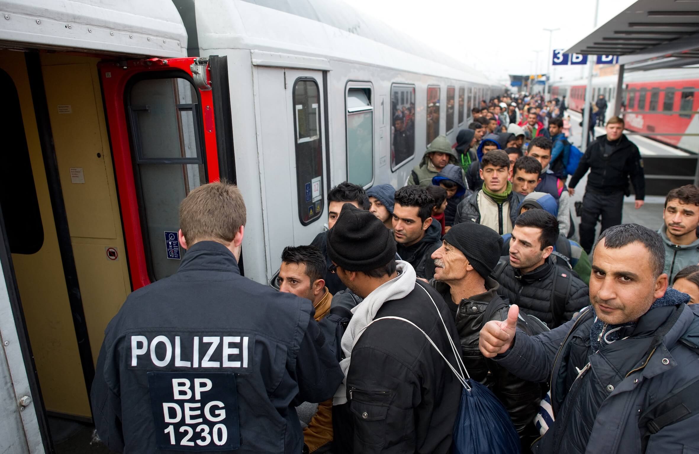 Für viele ist Österreich Transitland, mit Sonderzügen fahren sie weiter Richtung Deutschland – doch einige bleiben.
