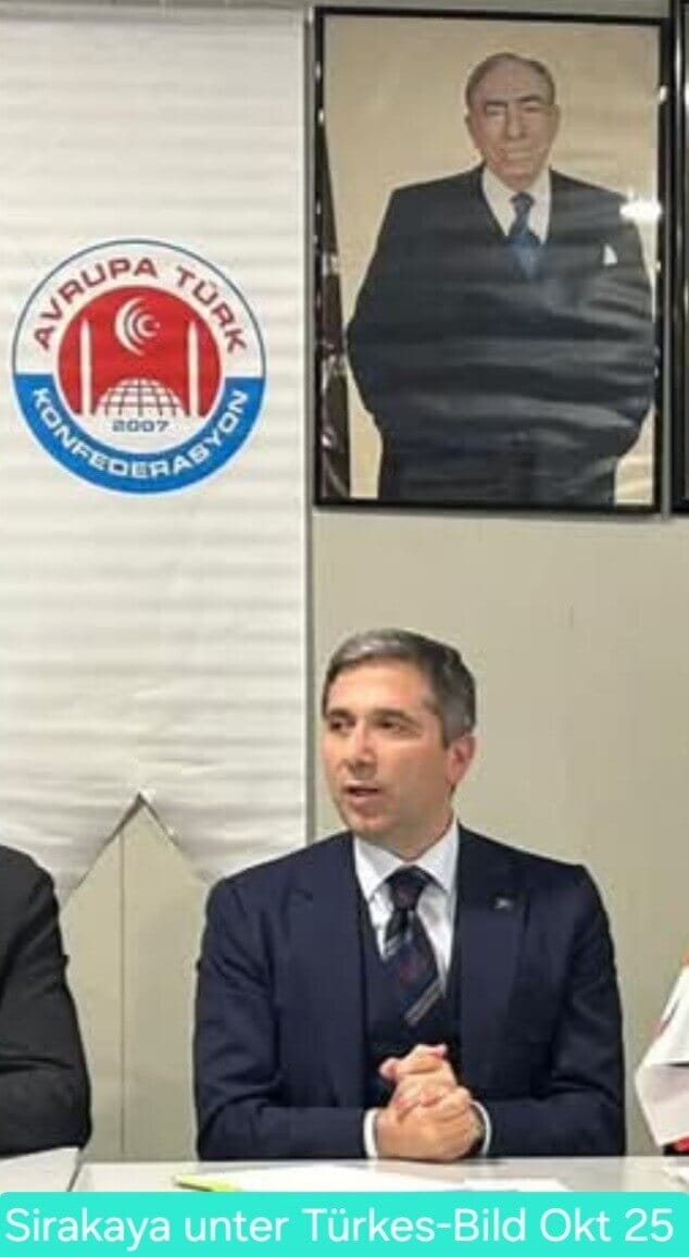 Sirakaya bei der Türkischen Föderation Vorarlberg unter dem Porträt des Hitler-Fans und Graue-Wölfe-Gründers Alparslan Türkes.