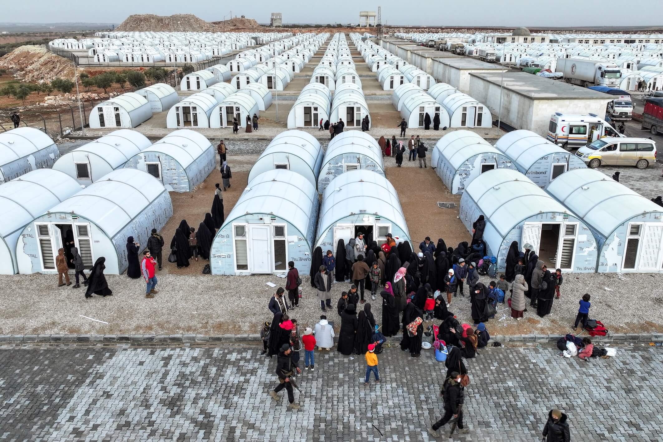 Luftaufnahme bei Akhtarin (Aleppo): Evakuierte aus dem Al-Hol-Lager treffen im neuen Camp Akbaran ein – Syrien räumt das frühere IS-Familienlager.
