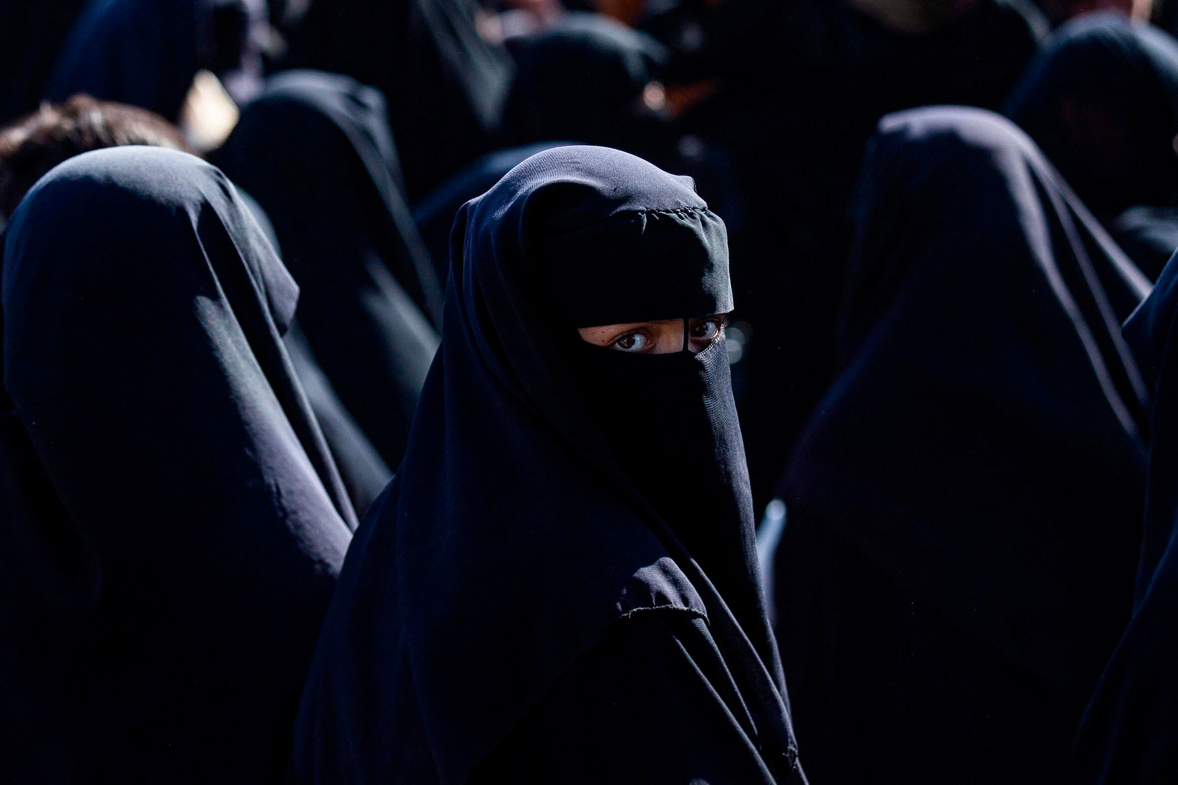 Al-Hol, August 2025: Vollverschleierte Frauen vor der Rückführung in den Irak – das Camp galt jahrelang als Brutstätte radikaler Netzwerke.