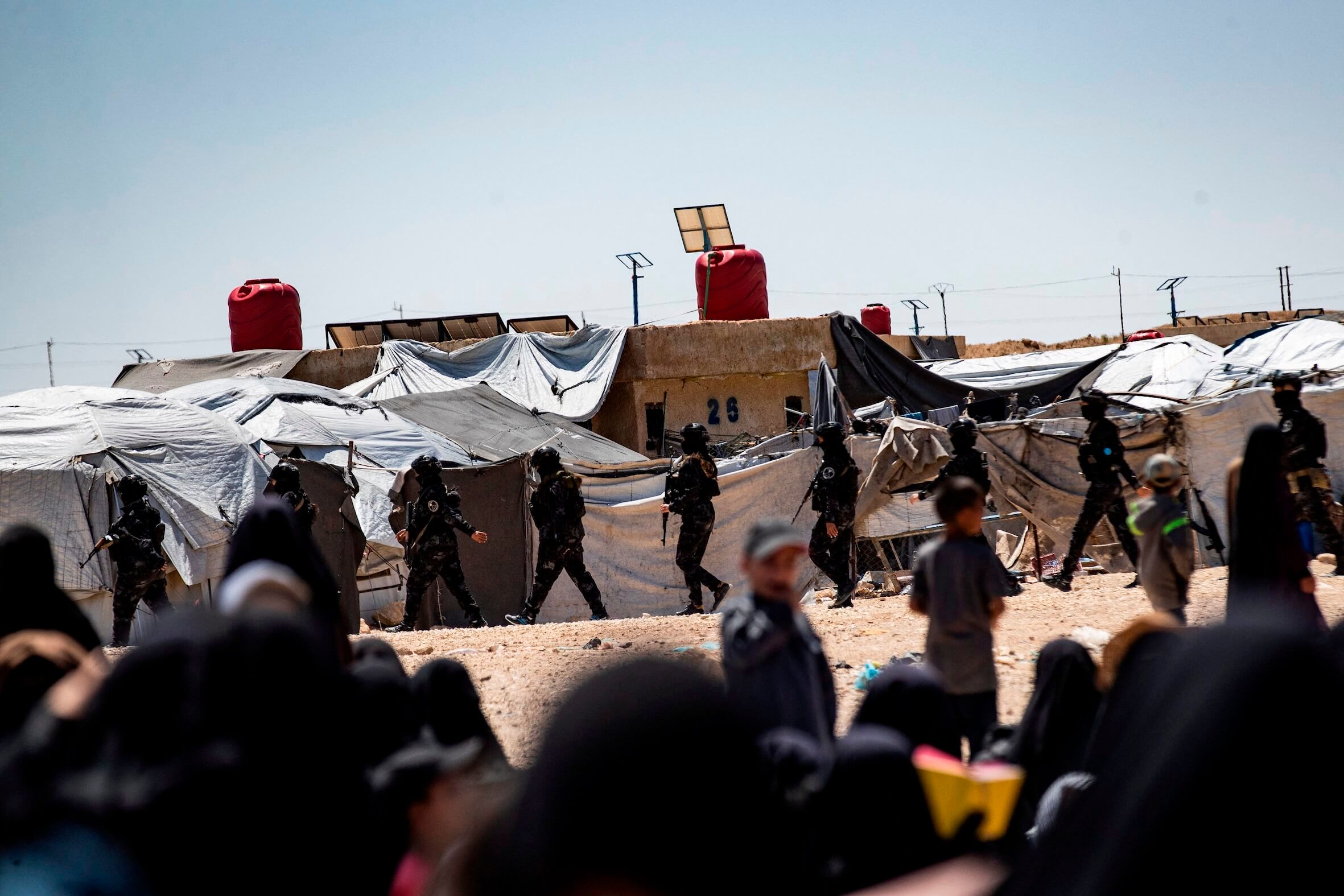 Kurdische Asayish-Kräfte bei einer Razzia gegen IS-Schläferzellen in Al-Hol. Das war im April 2025. Im Lager saßen damals noch Zehntausende.