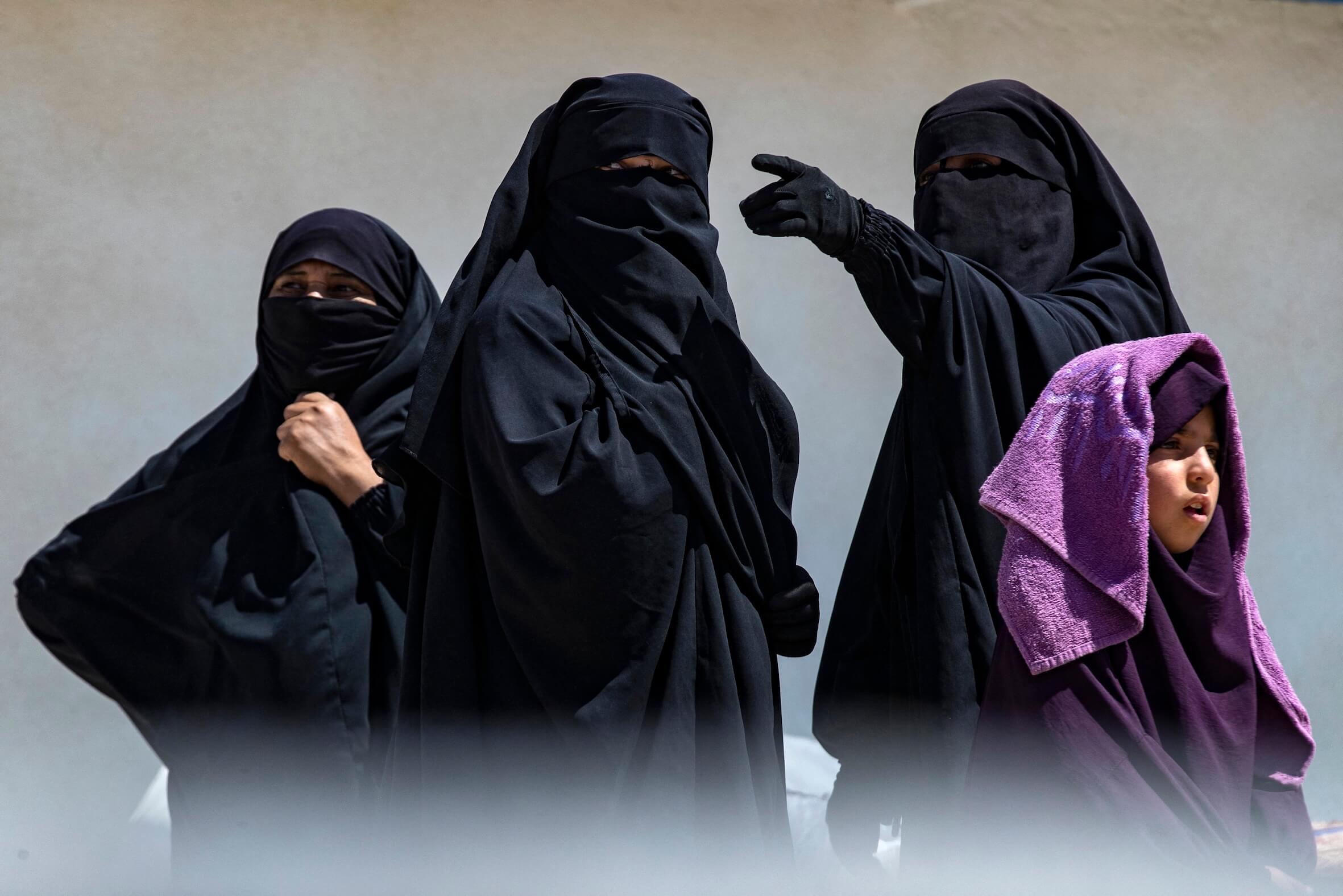 Juli 2024: Vollverschleierte Syrerinnen warten mit ihrem Besitz auf die Rückkehr nach Deir Ezzor – das Lager hielt jahrelang IS-Familien fest.