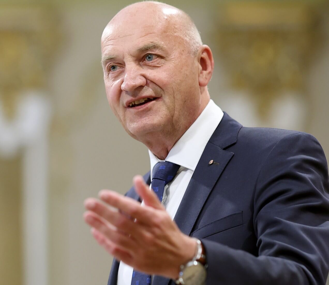 Landesrat Dörfel ortet ersten Verstoß gegen die oö. Hausordnung und schaltet Verfassungsschutz ein.