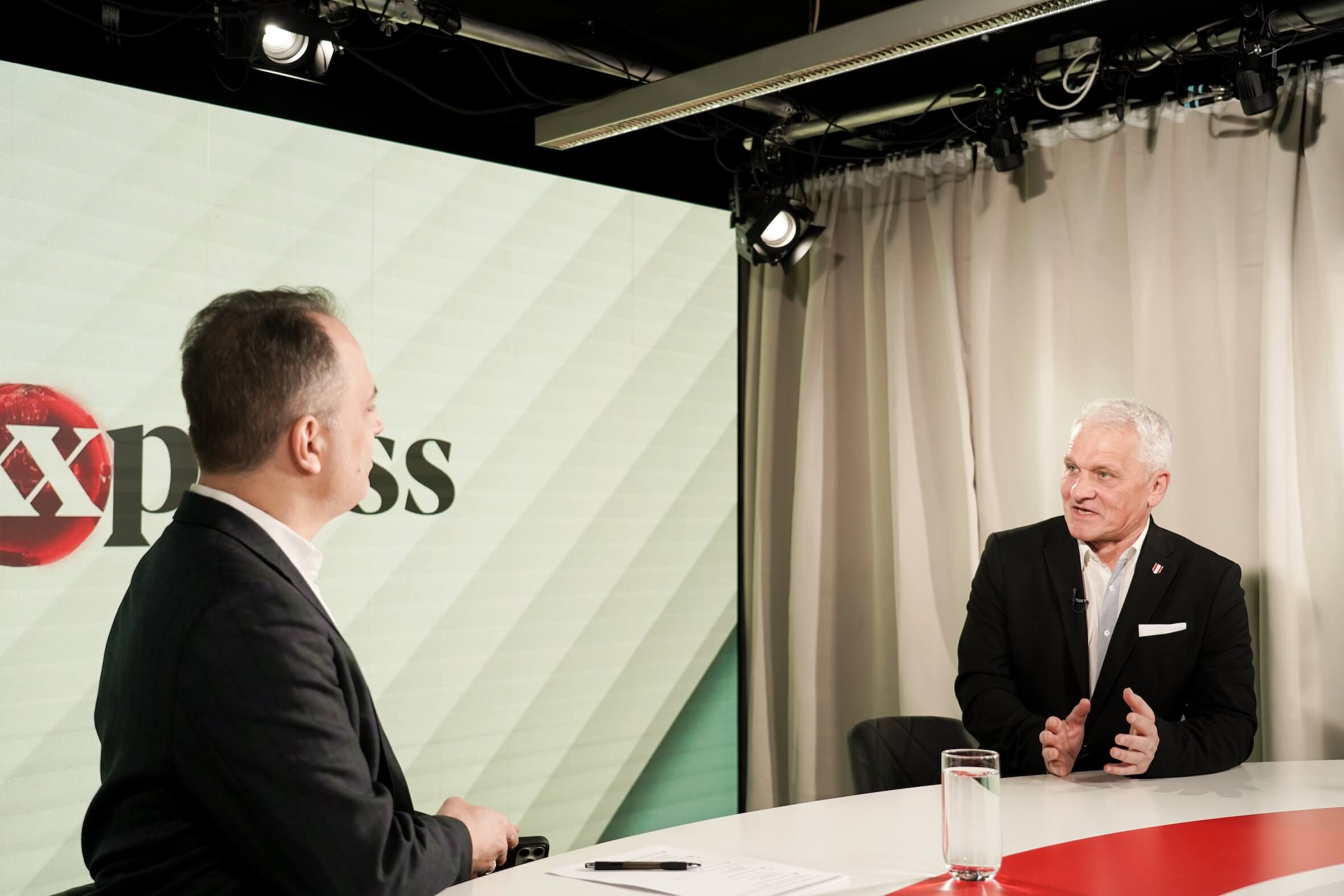 Im Gespräch mit exxpress-Redakteur Stefan Beig (l.) fordert Christian Lausch rasche Entlastung statt Neubauten.