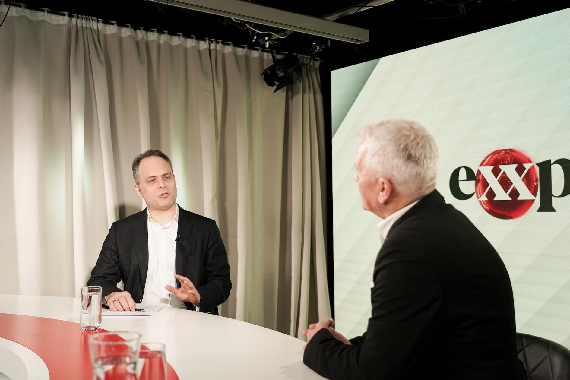 exxpress-Redakteur Beig diskutiert mit Lausch die Überfüllung, explodierenden Kosten und das fehlende Personal in Österreichs Gefängnissen.
