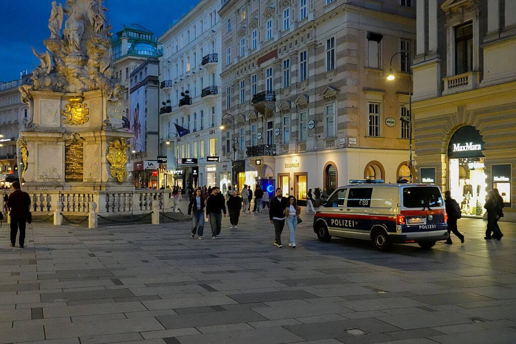 Polizei und Verfassungsschutz stehen im Austausch mit Partnerdiensten im Ausland.