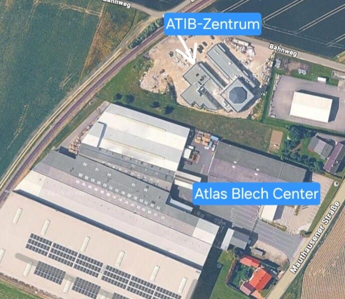 Die Luftaufnahme zeigt, wie nahe das neue ATIB-Zentrum dem lärmintensiven Betrieb kommt.