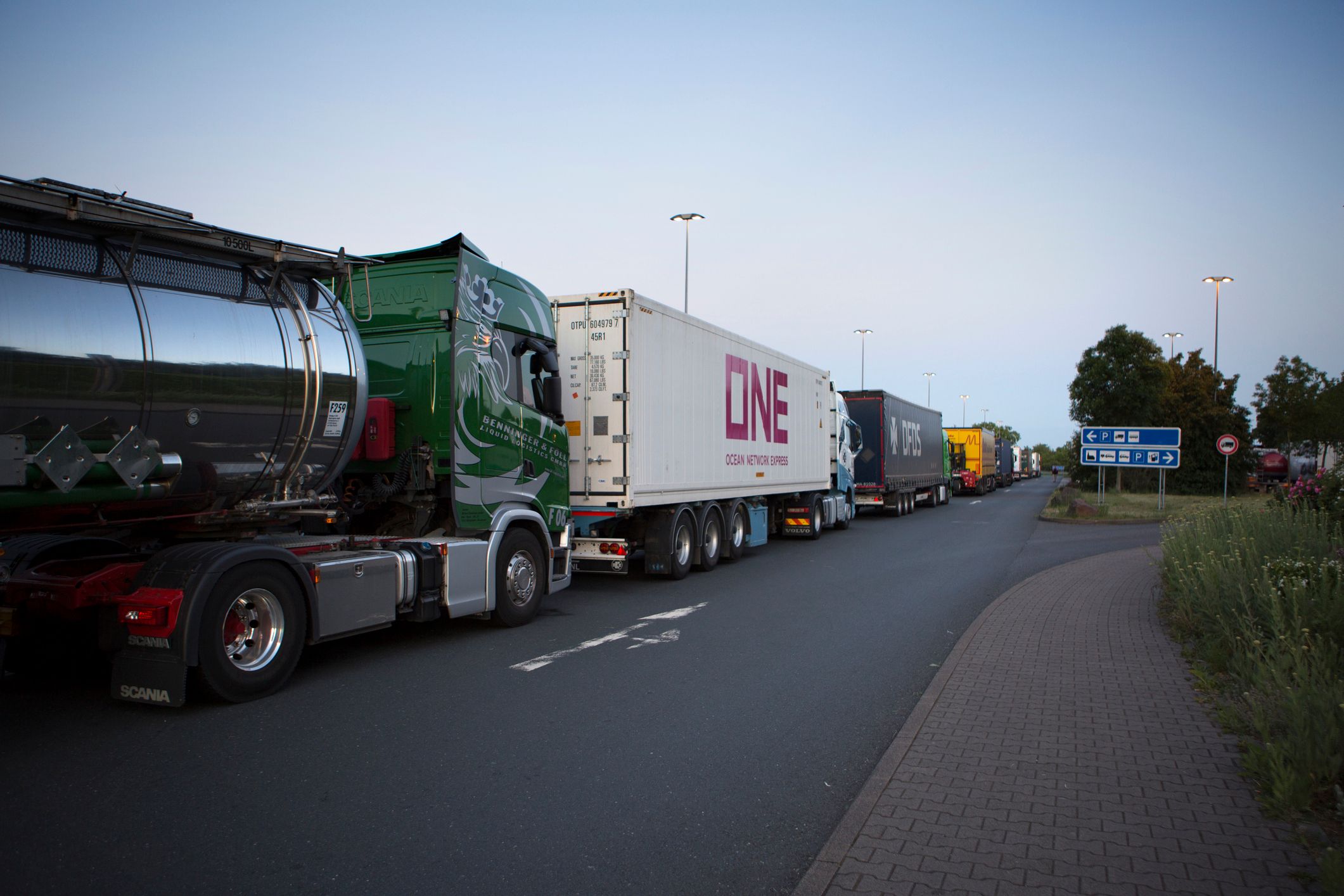 Güterverkehr auf Europas Straßen: LKW transportieren Waren quer durch den Kontinent – ein zentraler Teil des internationalen Handels, von dem auch Österreichs Wirtschaft stark abhängt.