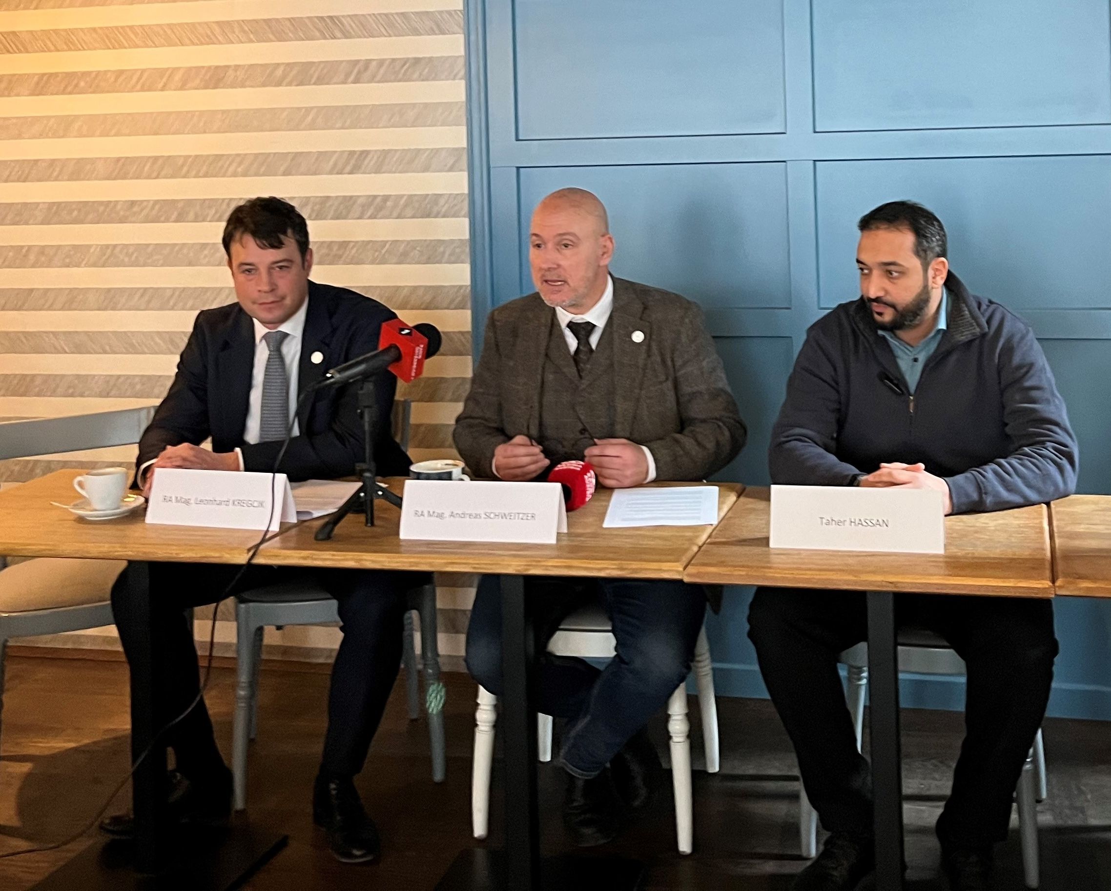 Vereinsobmann Taher Hassan (r.) wies die Vorwürfe der Staatsanwaltschaft Graz gemeinsam mit den Anwälten Andreas Schweitzer und Leonhard Krejcik zurück.