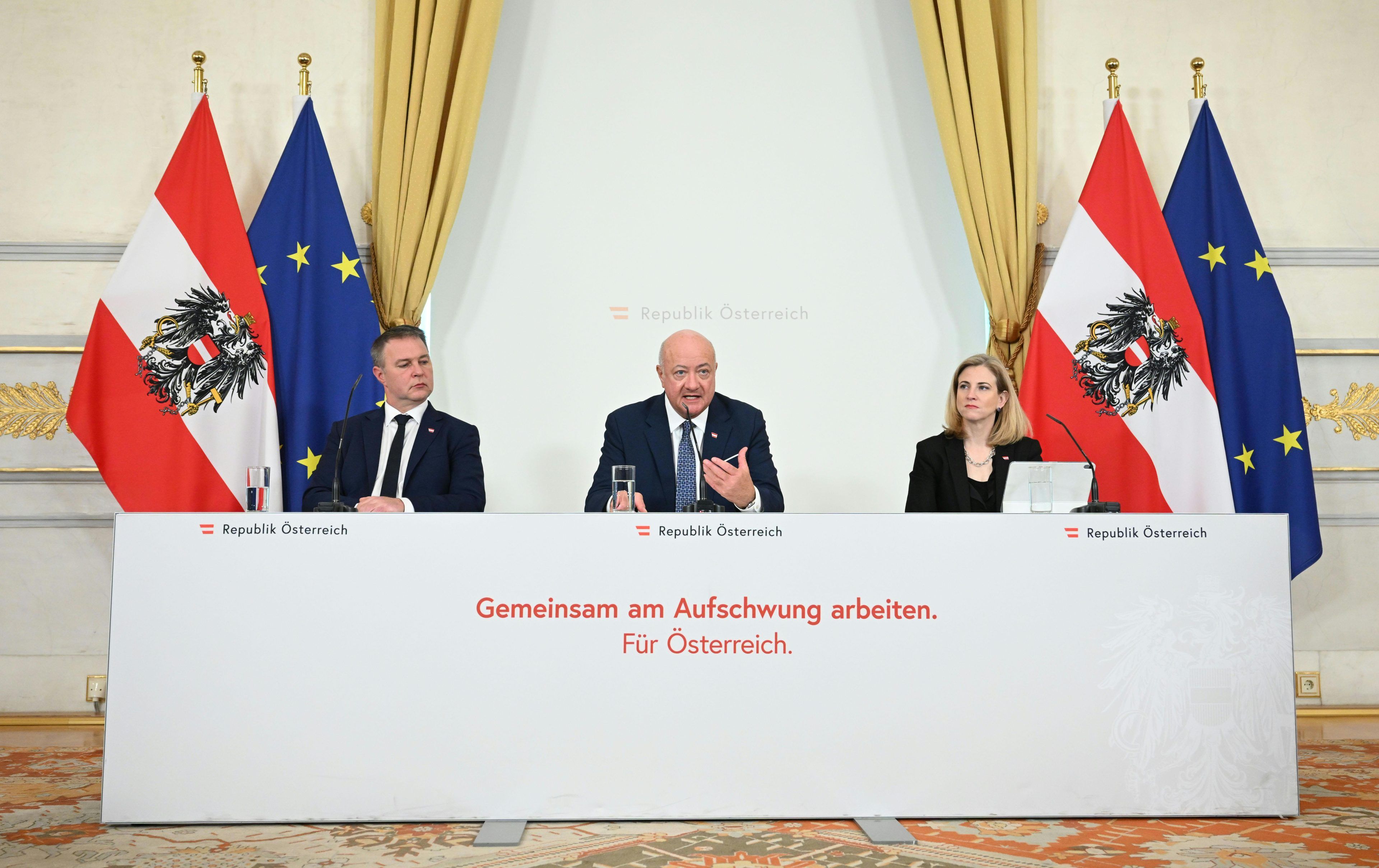 Vizekanzler Andreas Babler (SPÖ), Bundeskanzler Christian Stocker (ÖVP) und Außenministerin Beate Meinl-Reisinger (NEOS) am Mittwoch, 18. März 2026, anl. einer Sitzung des Ministerrats im Bundeskanzleramt in Wien.