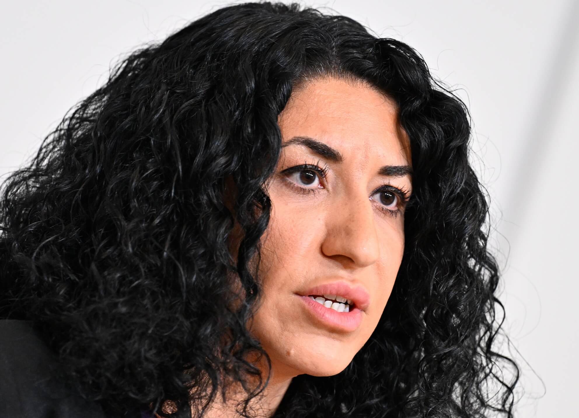„Amnesty International“-Geschäftsführerin Shoura Zehetner-Hashemi wirft Österreich Unterdrückung der Meinungsäußerungs- und Versammlungsfreiheit bei palästinasolidarischem Protest vor.