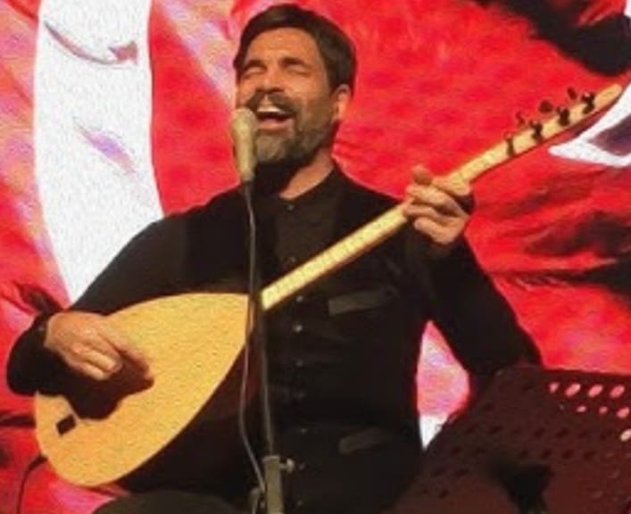 Berühmt-berüchtigt für seine Hymnen auf Erdogan und Hamas-Terroristen: Murat Belet singt bei Salzburger Türken-Messe.