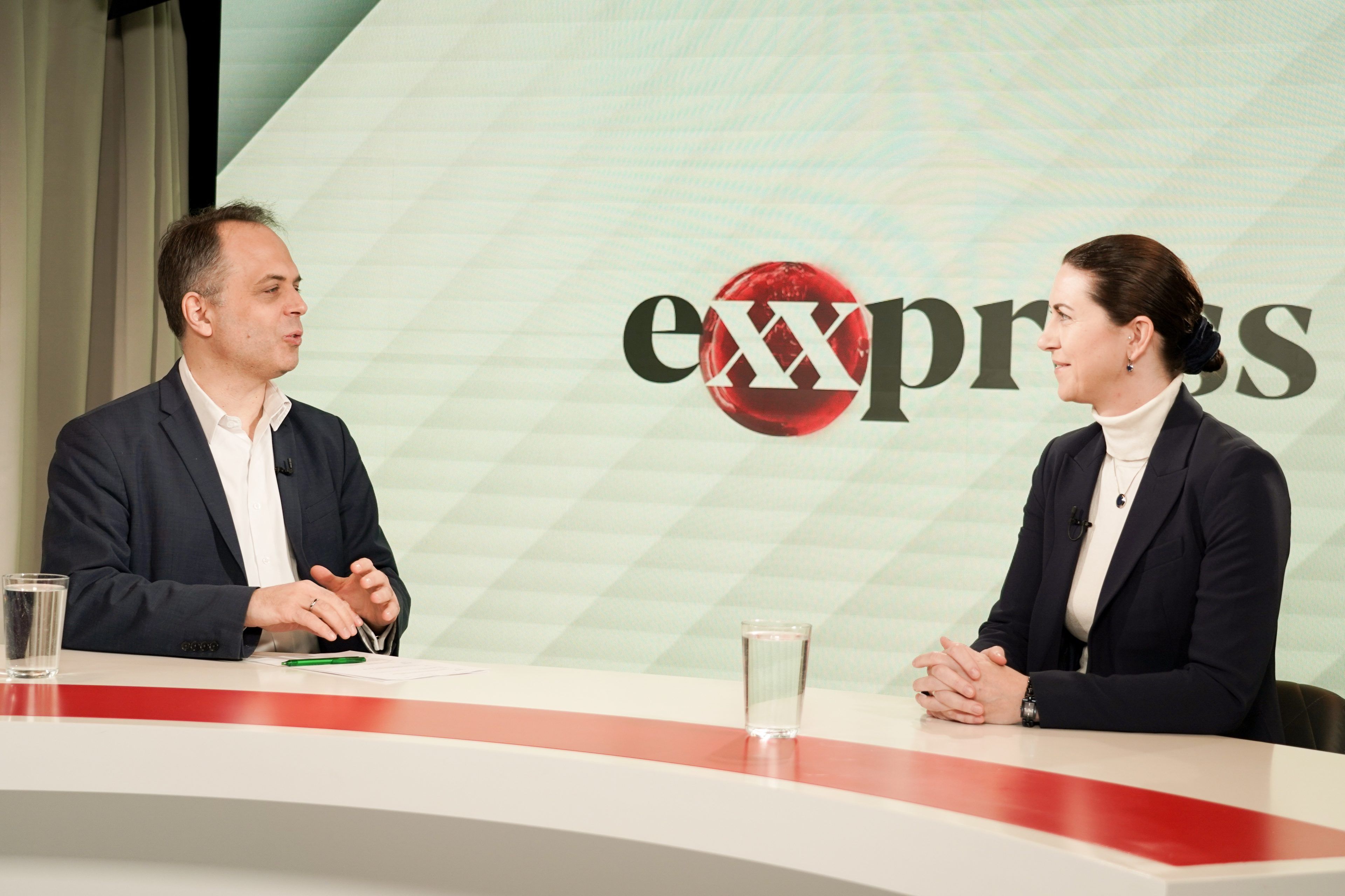 Poppenwimmer (r.) im TV-Interview mit exxpress-Redakteur Stefan Beig (l.).