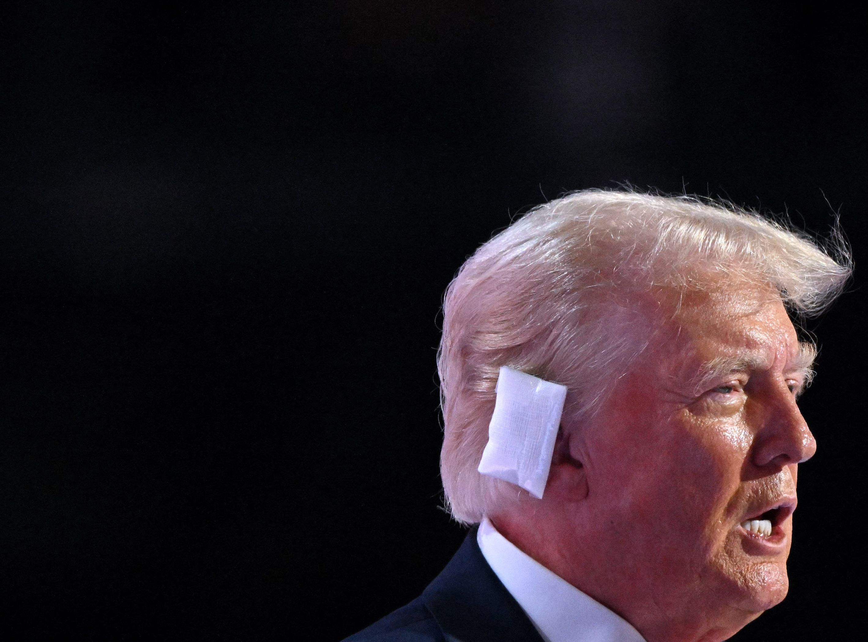 Donald Trump bei seiner Nominierungsrede auf dem Parteitag der Republikaner in Milwaukee – wenige Tage nach dem Attentat, bei dem er am Ohr getroffen wurde.