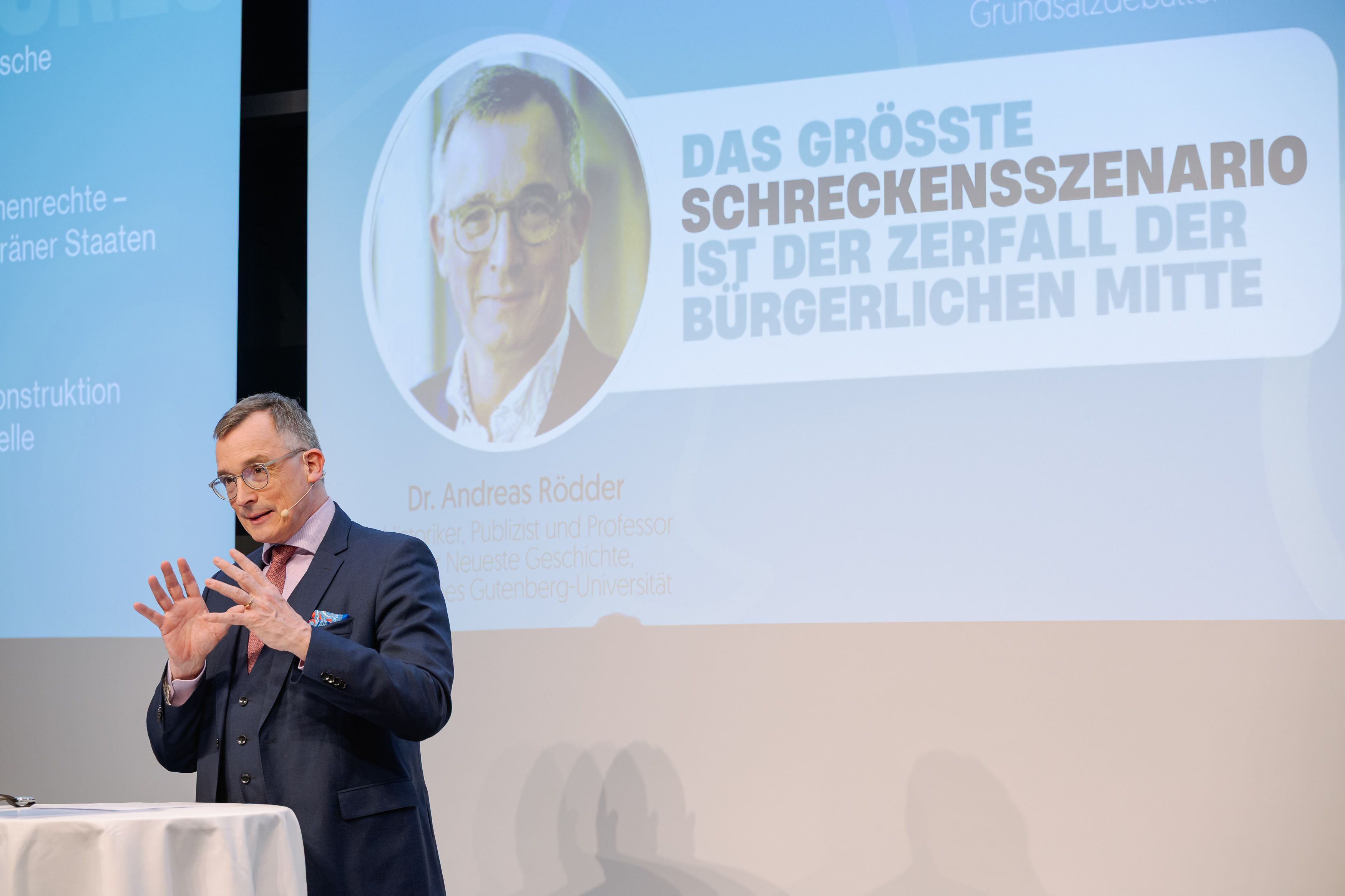 Bei dem Vortrag im Rahmen der neu gestarteten „Austrian Lectures“ des ÖVP-nahen Campus Tivoli führt Rödder auf, wie gängige westliche Werte von linken Denkern dekonstruiert wurden.