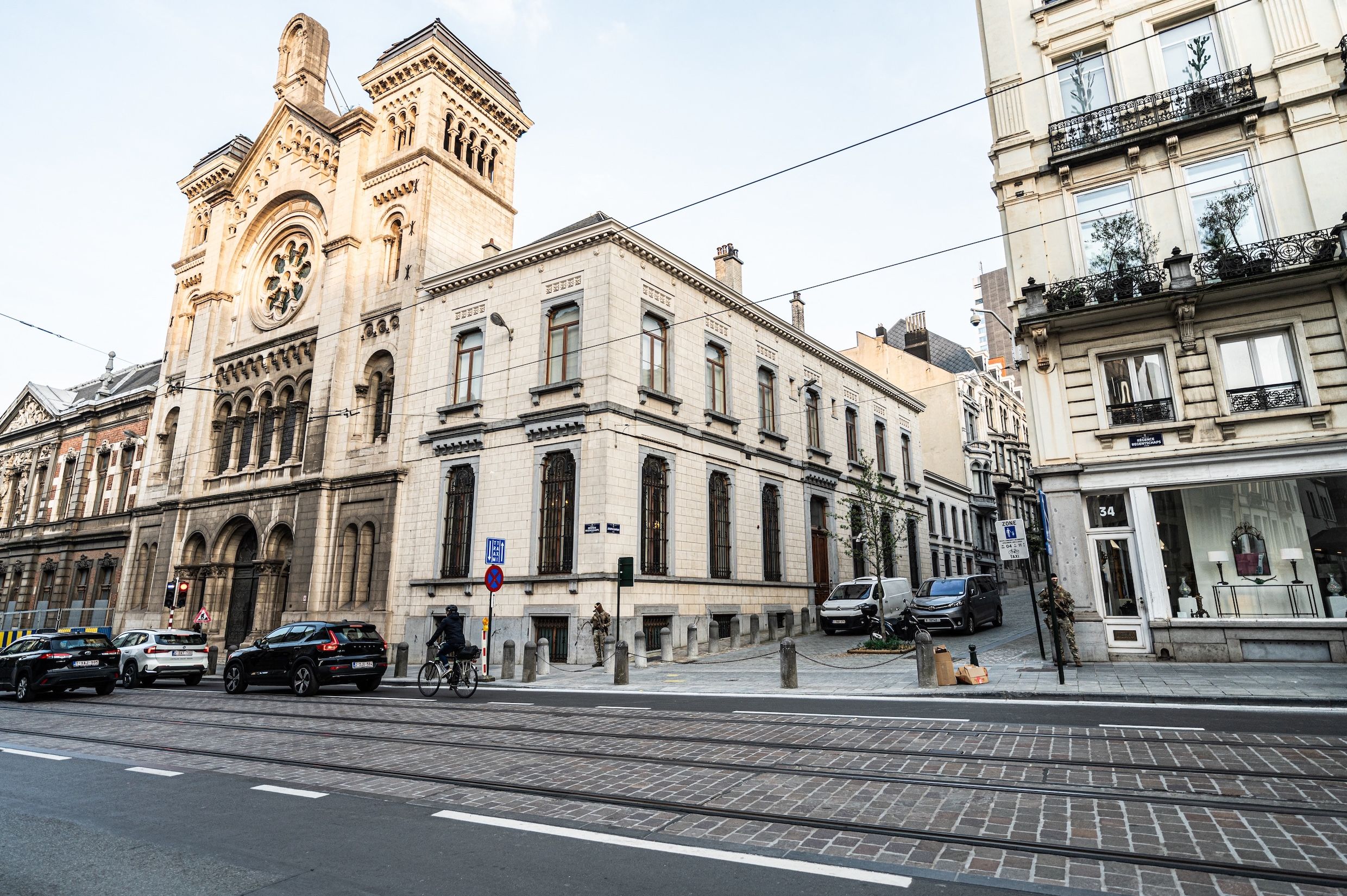 Belgische Soldaten in Brüssel sind Teil eines neuen Sicherheitseinsatzes zum Schutz jüdischer Einrichtungen nach einer Serie antisemitischer Angriffe.