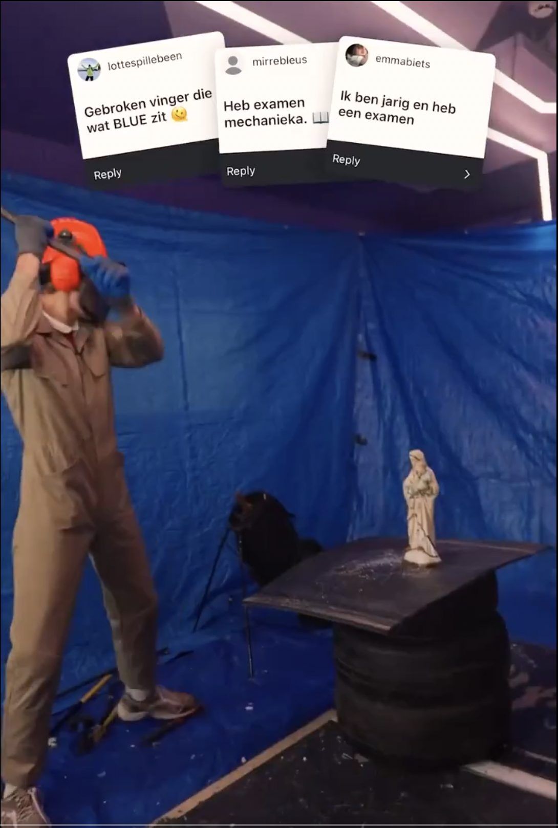 Ein Ausschnitt aus dem Live-Video: Eine Statue der Gottesmutter Maria kurz vor ihrer Zerstörung im „Wut-Raum“.