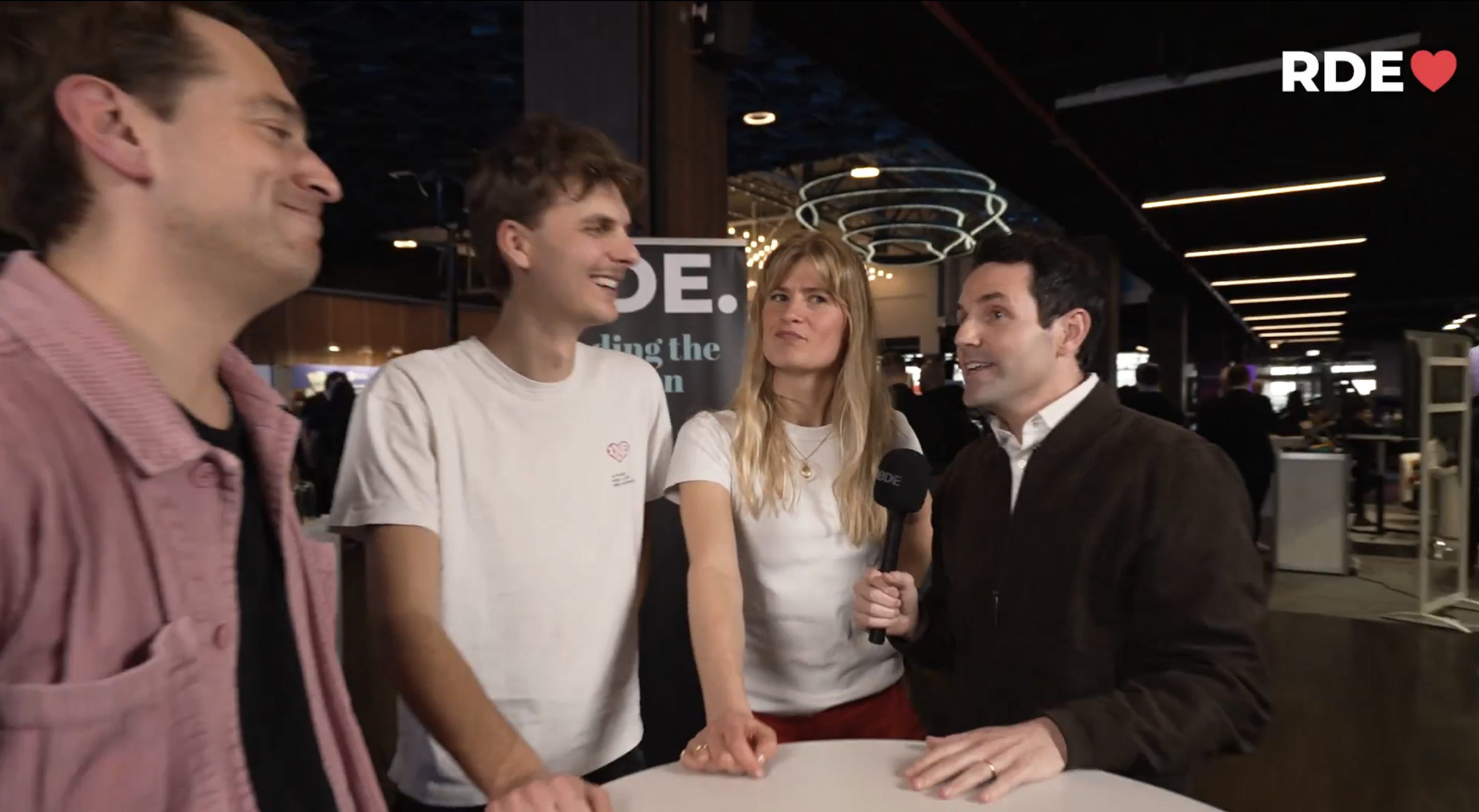 EWTN-Journalist Colm Flynn (rechts) mit dem Produzenten (links) des öffentlich-rechtlichen belgischen Senders Studio Brussels und den beiden Moderatoren.