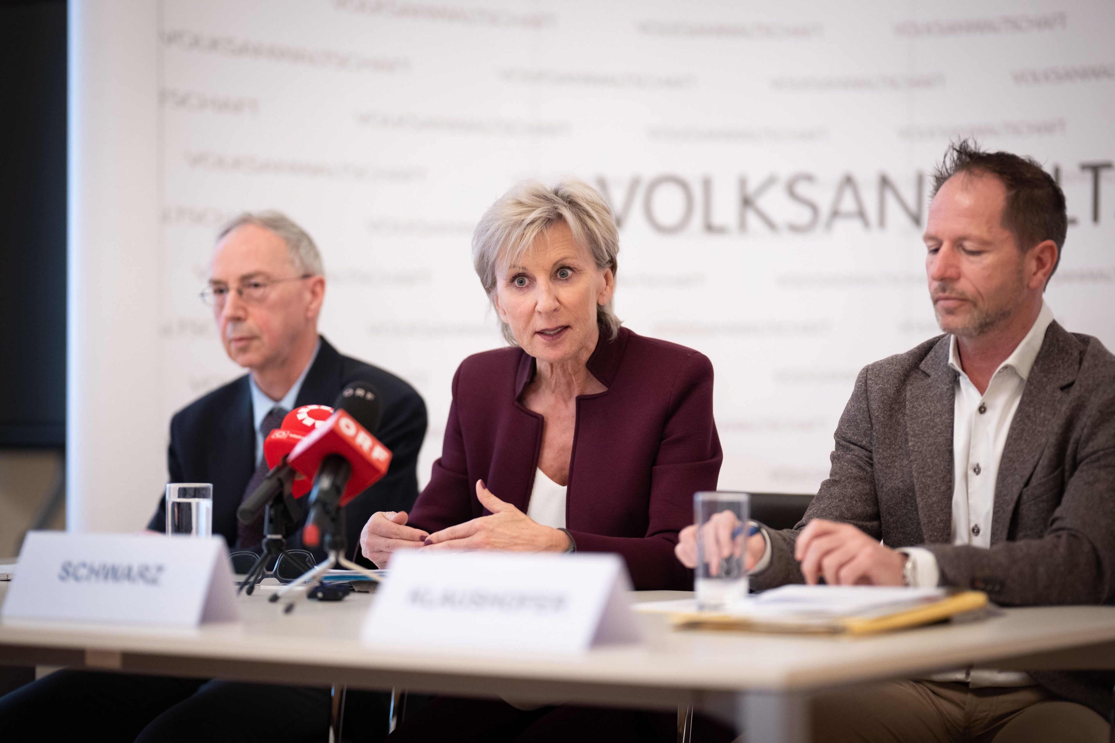 Volksanwältin Gaby Schwarz (ÖVP), Kommissions-Leiter Klaushofer und Dr. Reinhard Klaushofer, Leiter der Bundeskommission für den Straf- und Maßnahmenvollzug bei der Präsentation des Schwerpunktbericht