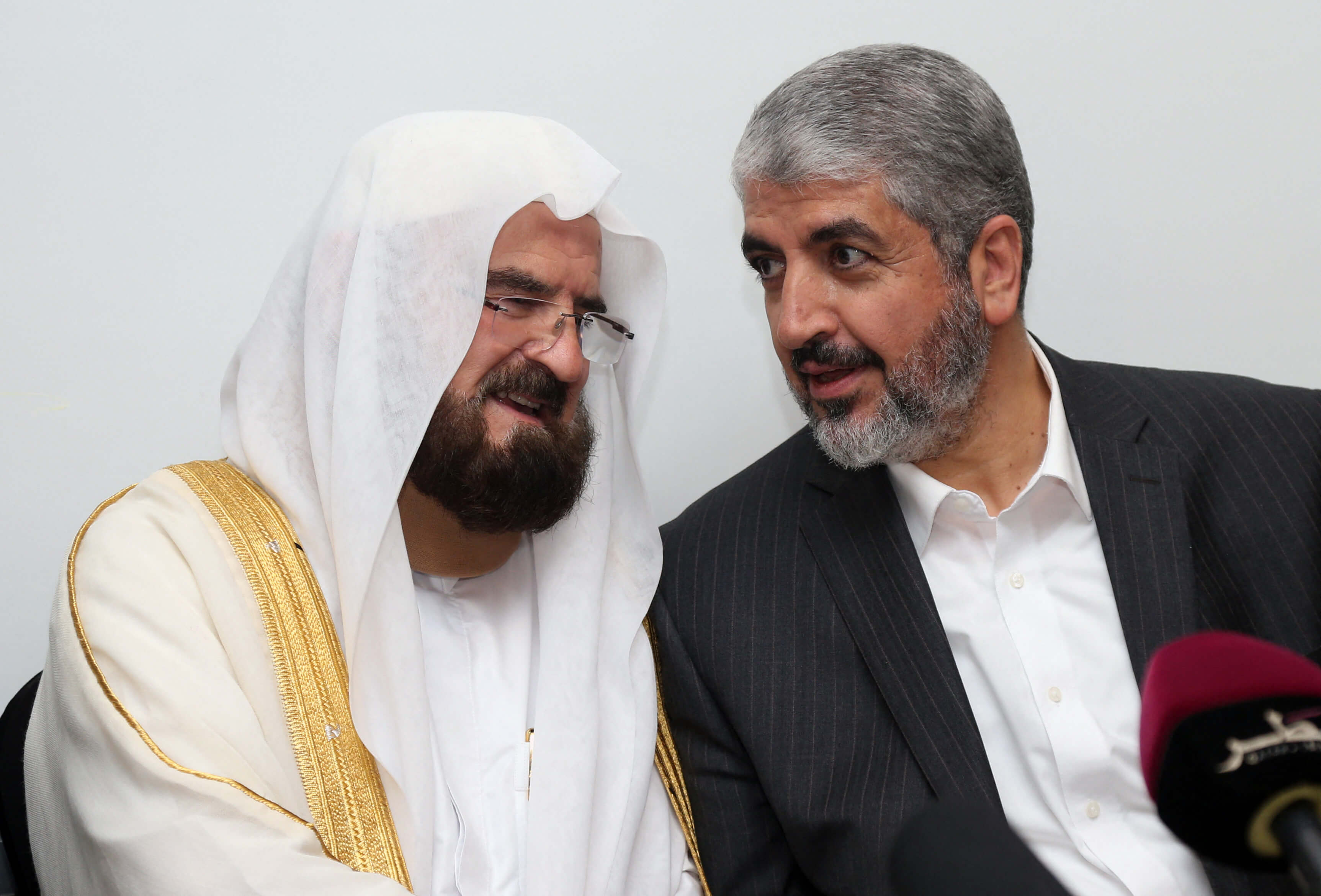 Katar gilt als Rückzugsort der Hamas. Im Bild: Hamas-Chef Khaled Meshaal (r.) mit Ali al-Qaradaghi, Generalsekretär der International Union of Muslim Scholars (IUMS), 2014 in Doha.