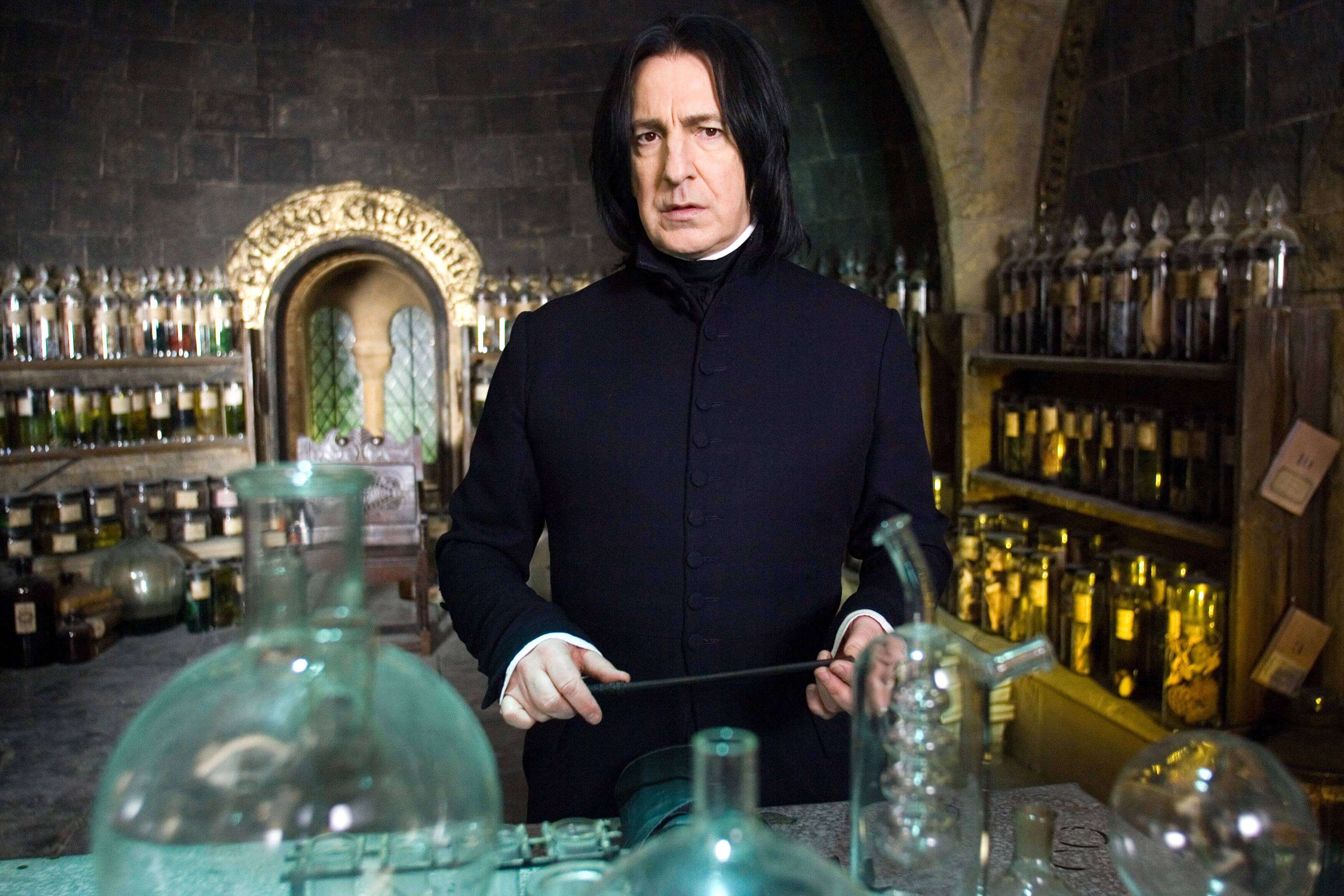 Autorin J.K. Rowling beschreibt Snape als dünnen Mann mit fahler Haut, einer großen Hakennase und gelben, unregelmäßigen Zähnen