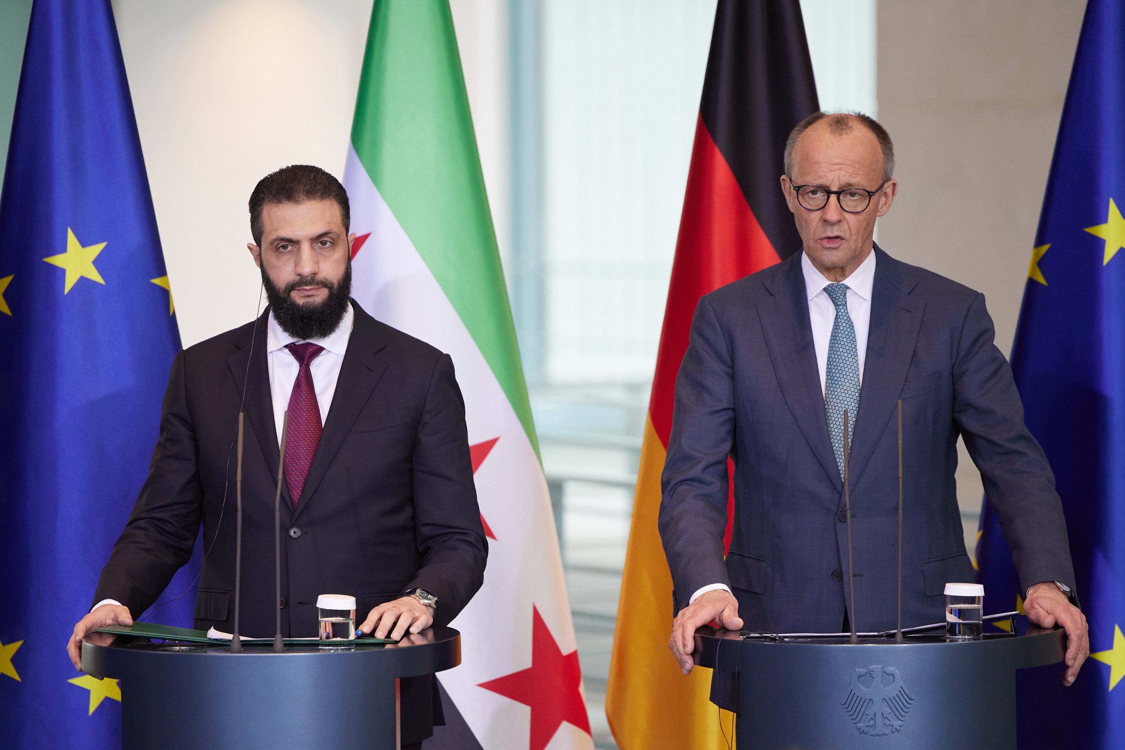 Bundeskanzler Friedrich Merz (CDU) und Syriens Interimspräsident Ahmed al-Scharaa bei der Pressekonferenz am Montag in Berlin.