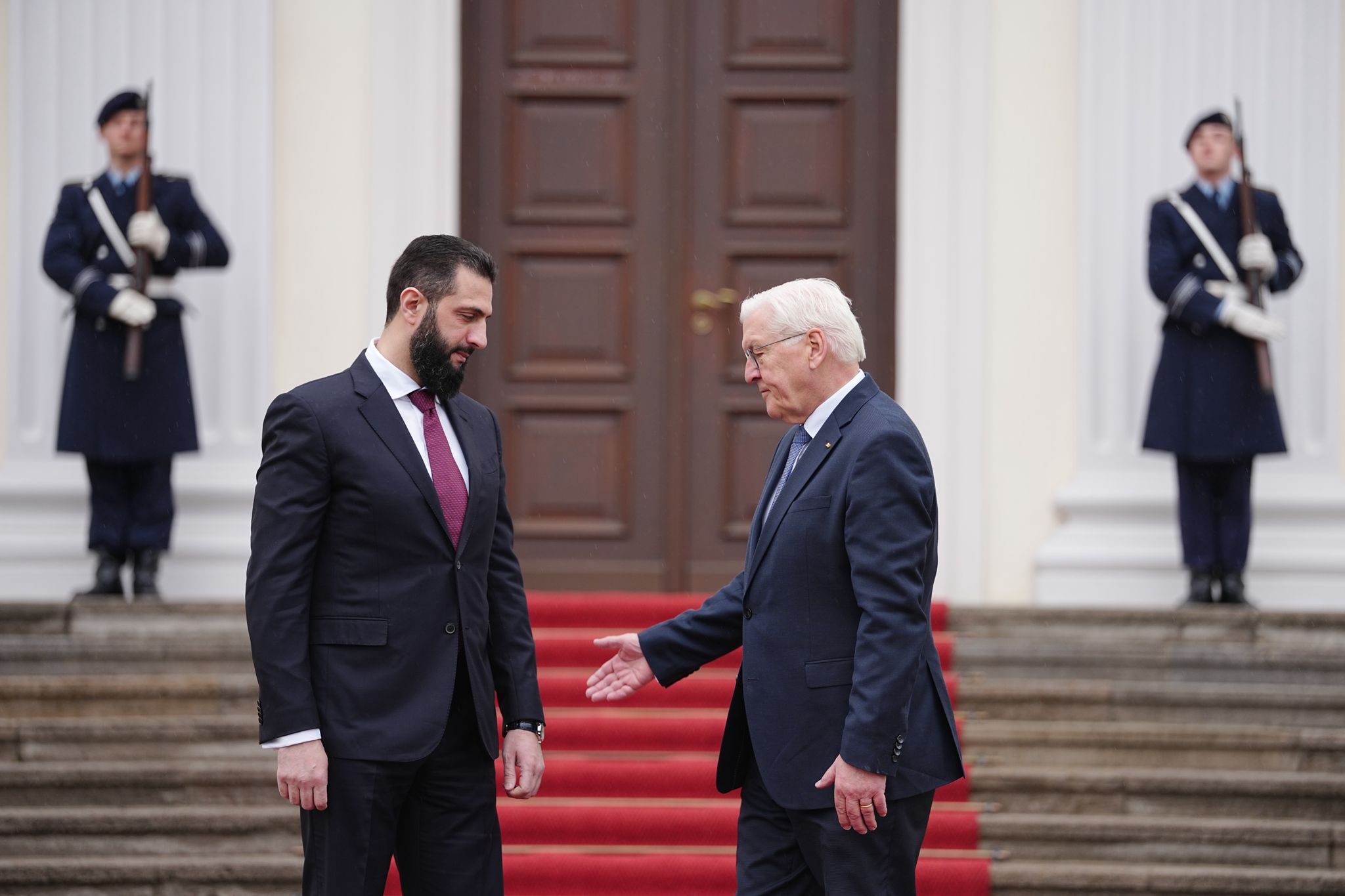 Syriens Übergangspräsident al-Scharaa wird von Bundespräsident Frank-Walter Steinmeier vor dem Schloss Bellevue empfangen.