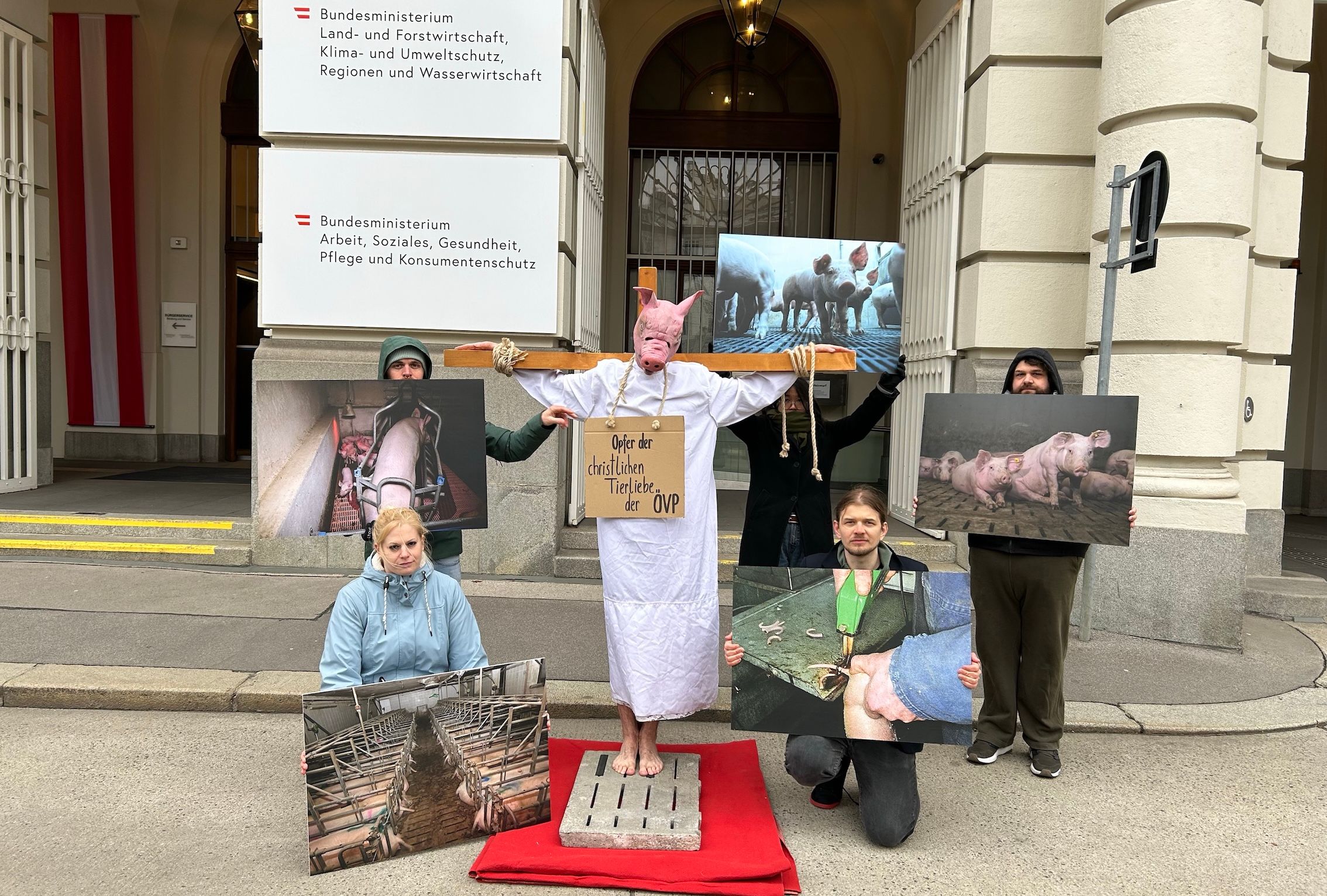 Vor dem Ministerium in Wien: Der Protest richtet sich gegen die heimische Landwirtschaftspolitik – wirkt aber eher wie ein Angriff auf die christliche Religion.