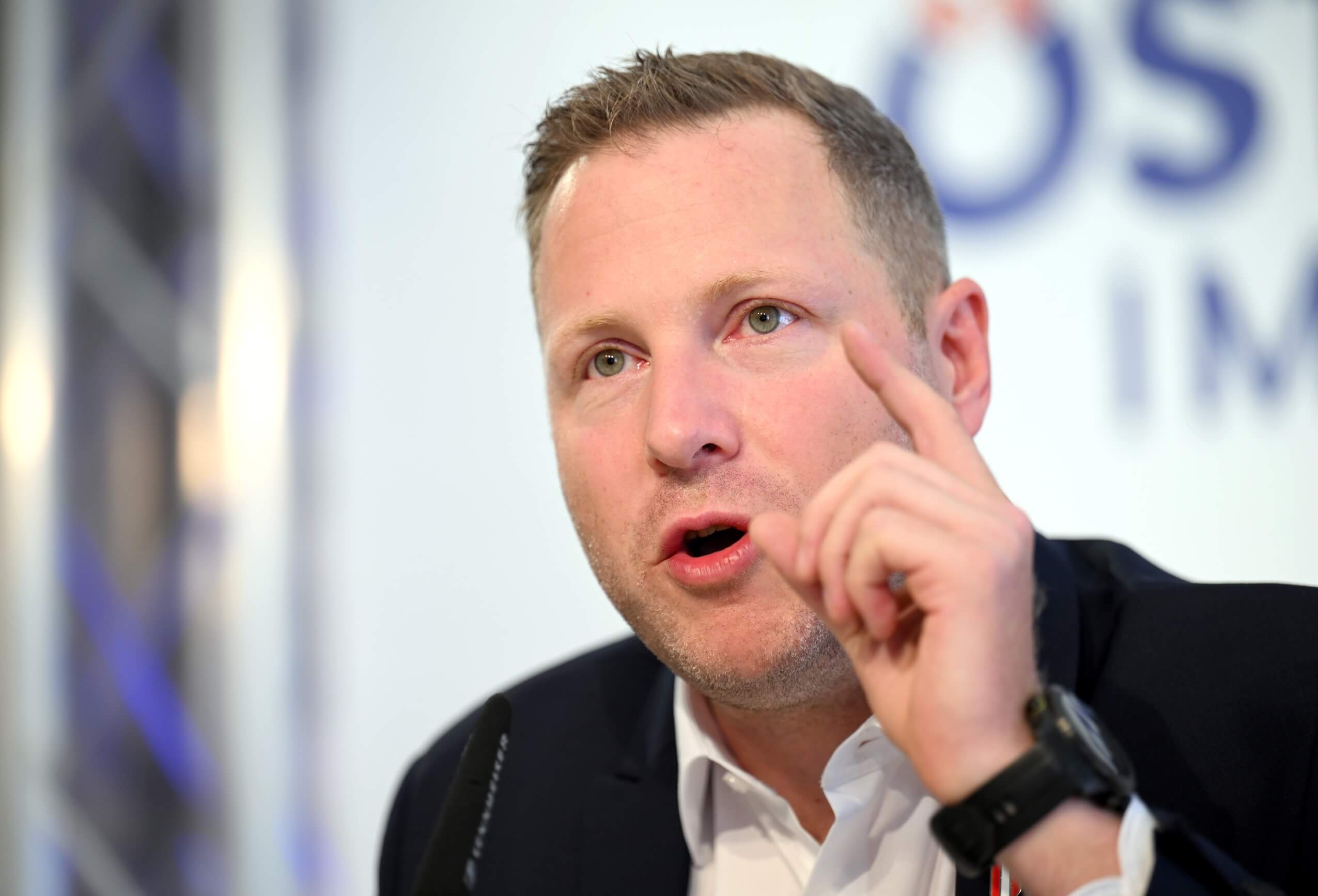 Schnedlitz (Bild, FPÖ) fordert Offenlegung der Kosten.