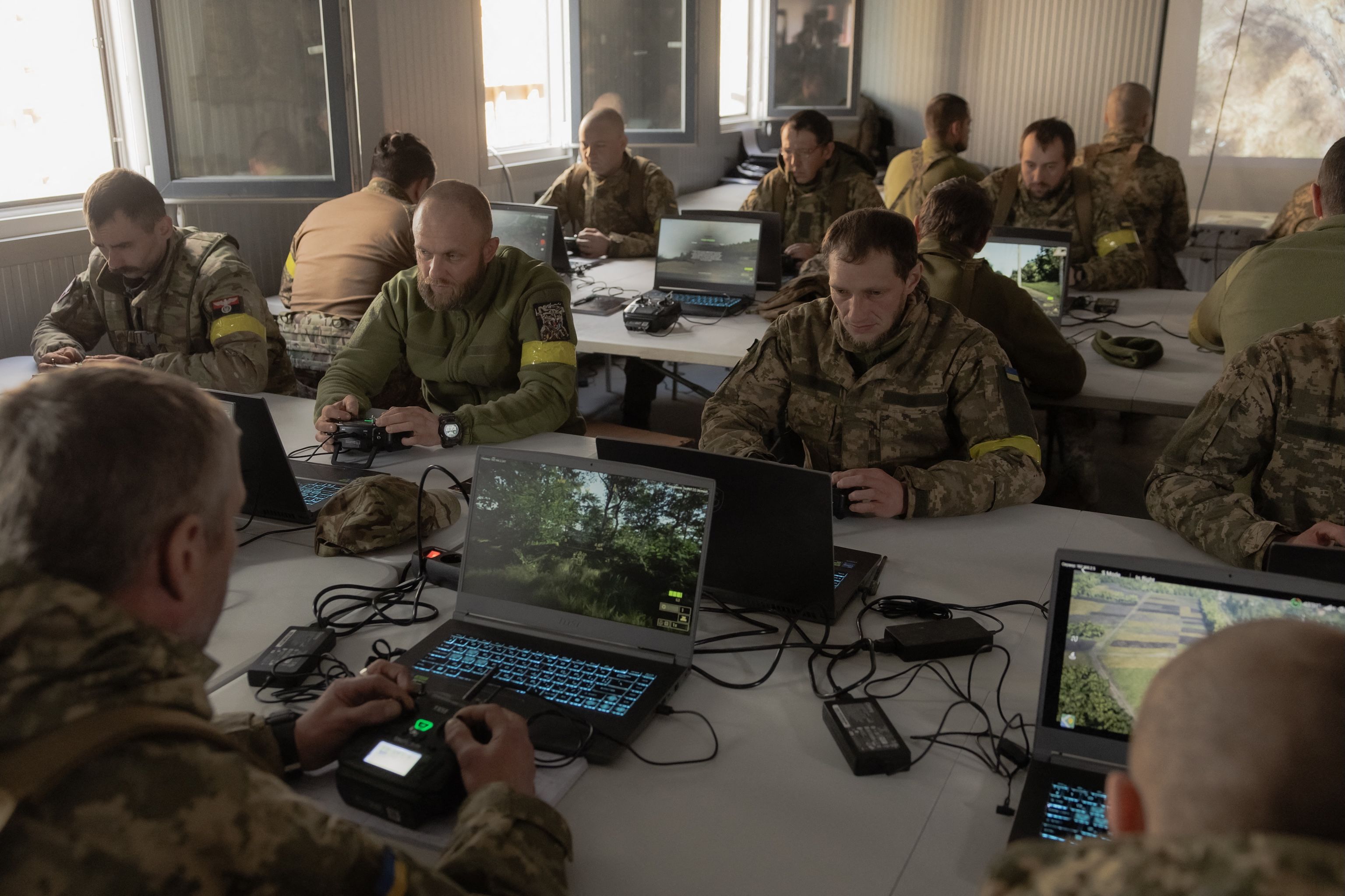 Ukrainische Soldaten trainieren den Einsatz von Drohnen: Die Kriegsführung wird immer stärker digital, vernetzt und in Echtzeit entschieden.