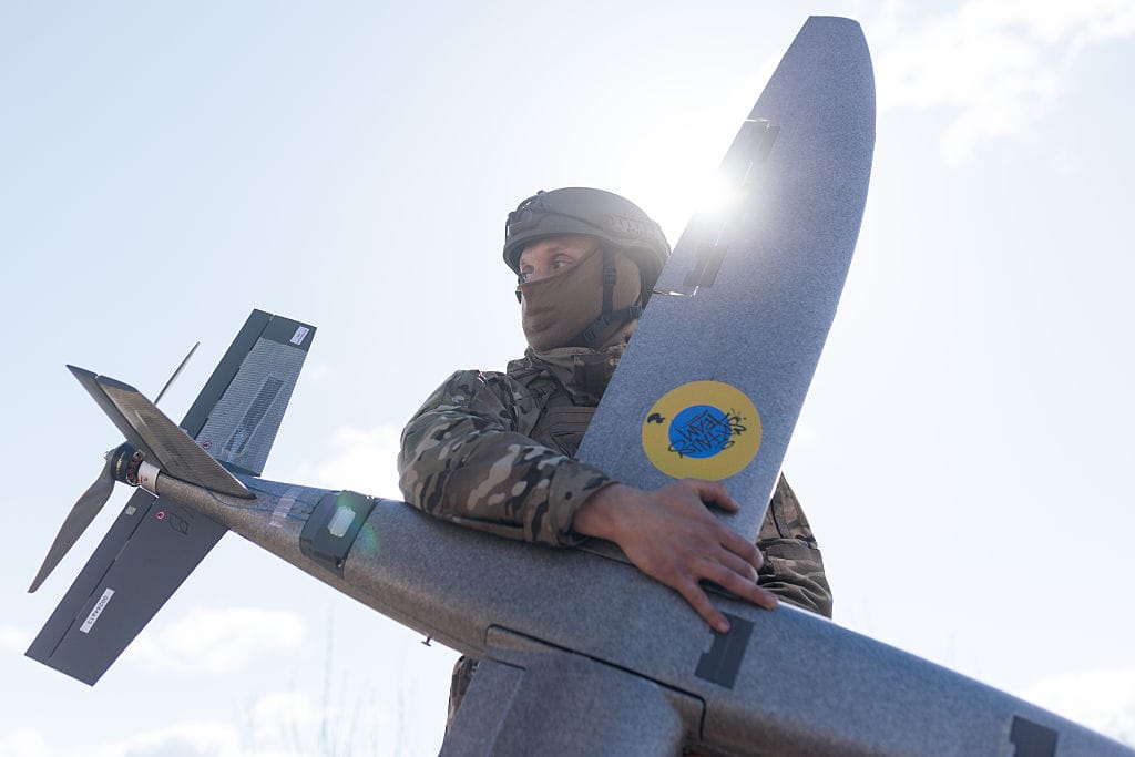 Soldat der „Taifun“-Einheit mit Angriffsdrohne: Die Ukraine wird zum Exporteur moderner Kriegsführung.