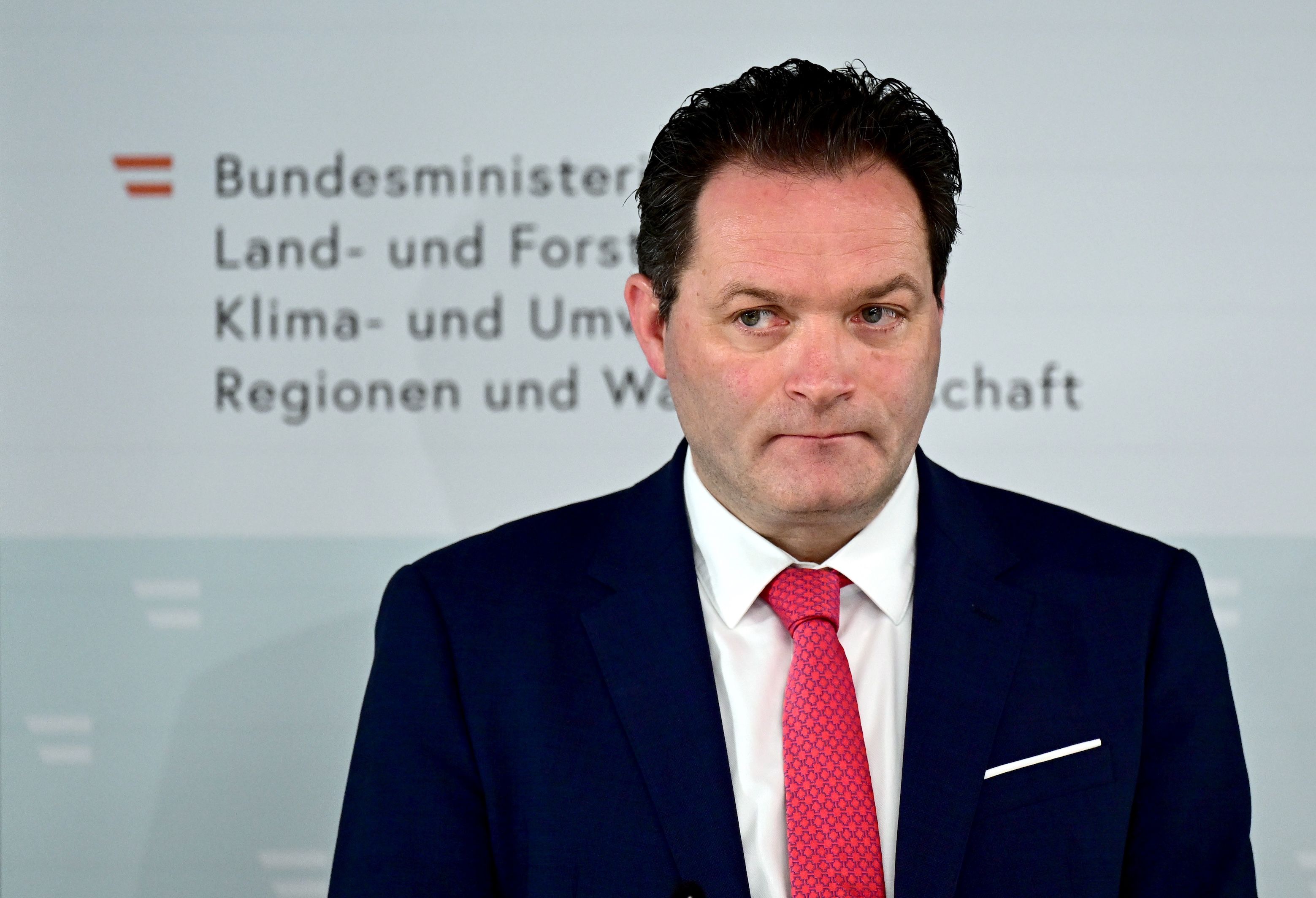 Landwirtschaftsminister Norbert Totschnig (Bild, ÖVP) fordert Entlastung für Bauern – oder Geld zurück aus dem CO₂-Zoll
