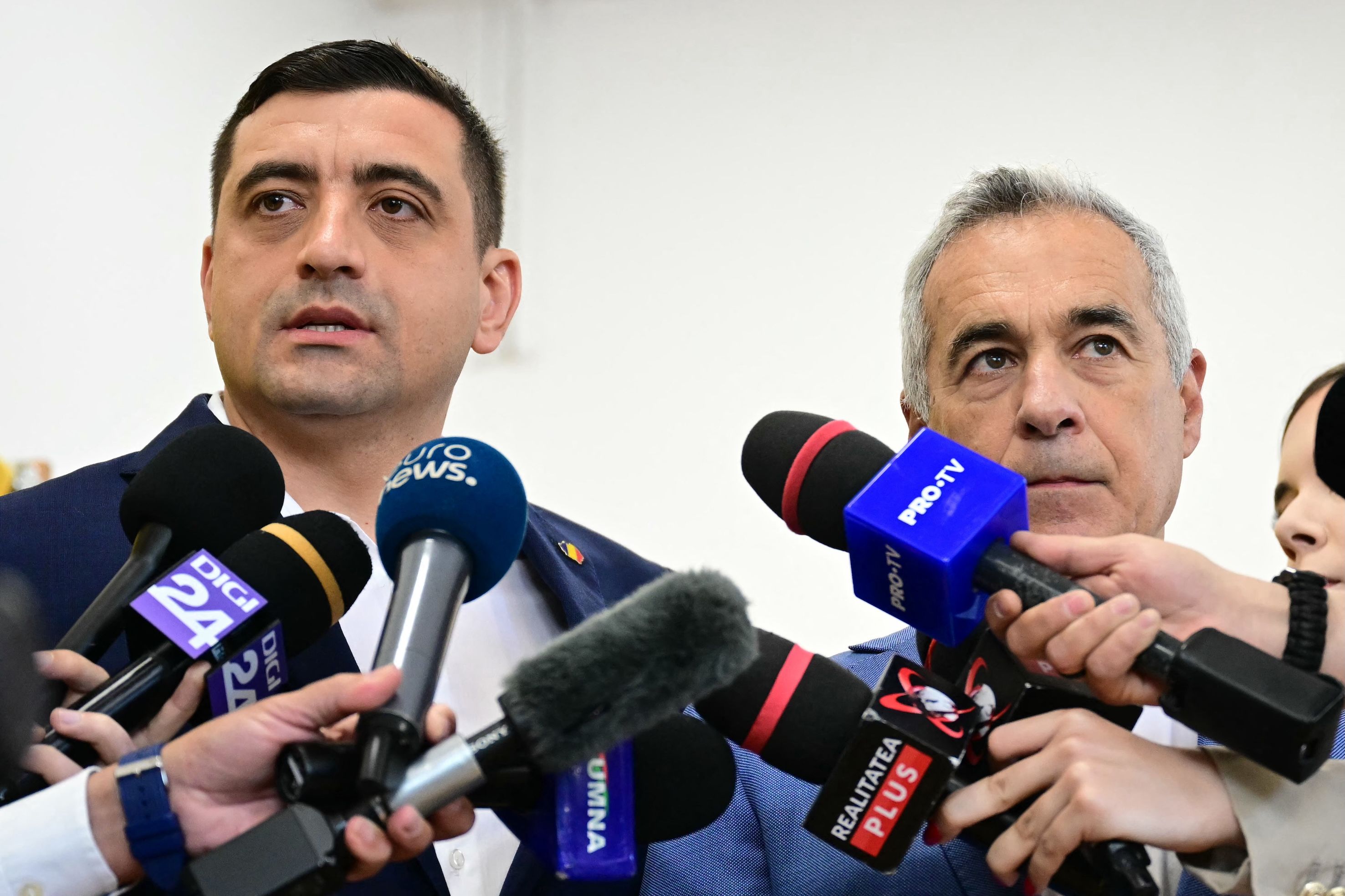 George Simion (l.) und Călin Georgescu nach der Stimmabgabe: Ihr politisches Lager profitiert von wachsender Unzufriedenheit – gleichzeitig geraten ihnen nahestehende Medien zunehmend ins Visier.