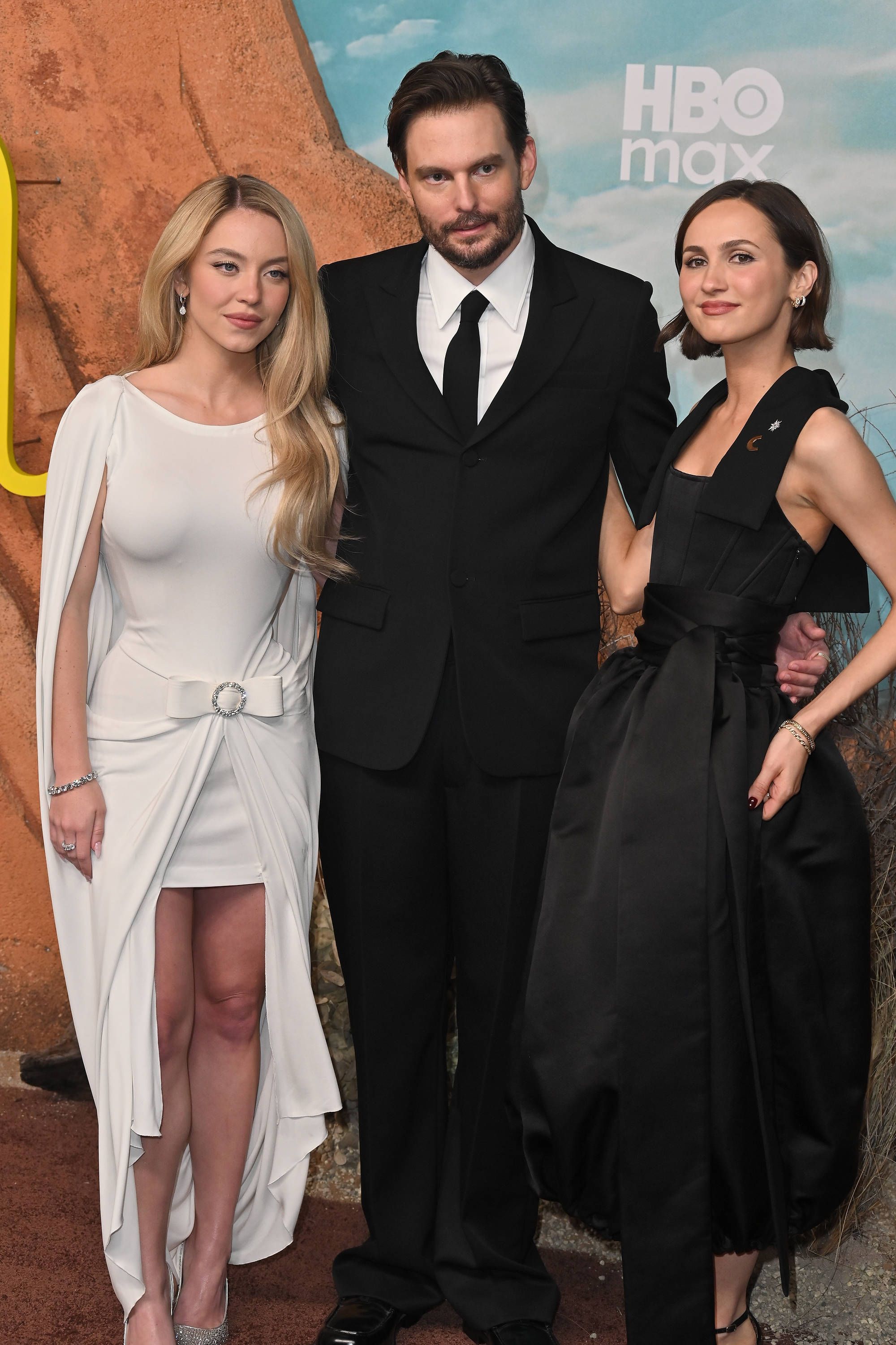 Sydney Sweeney, Sam Levinson und Maude Apatow zeigen sich gemeinsam auf dem roten Teppich.