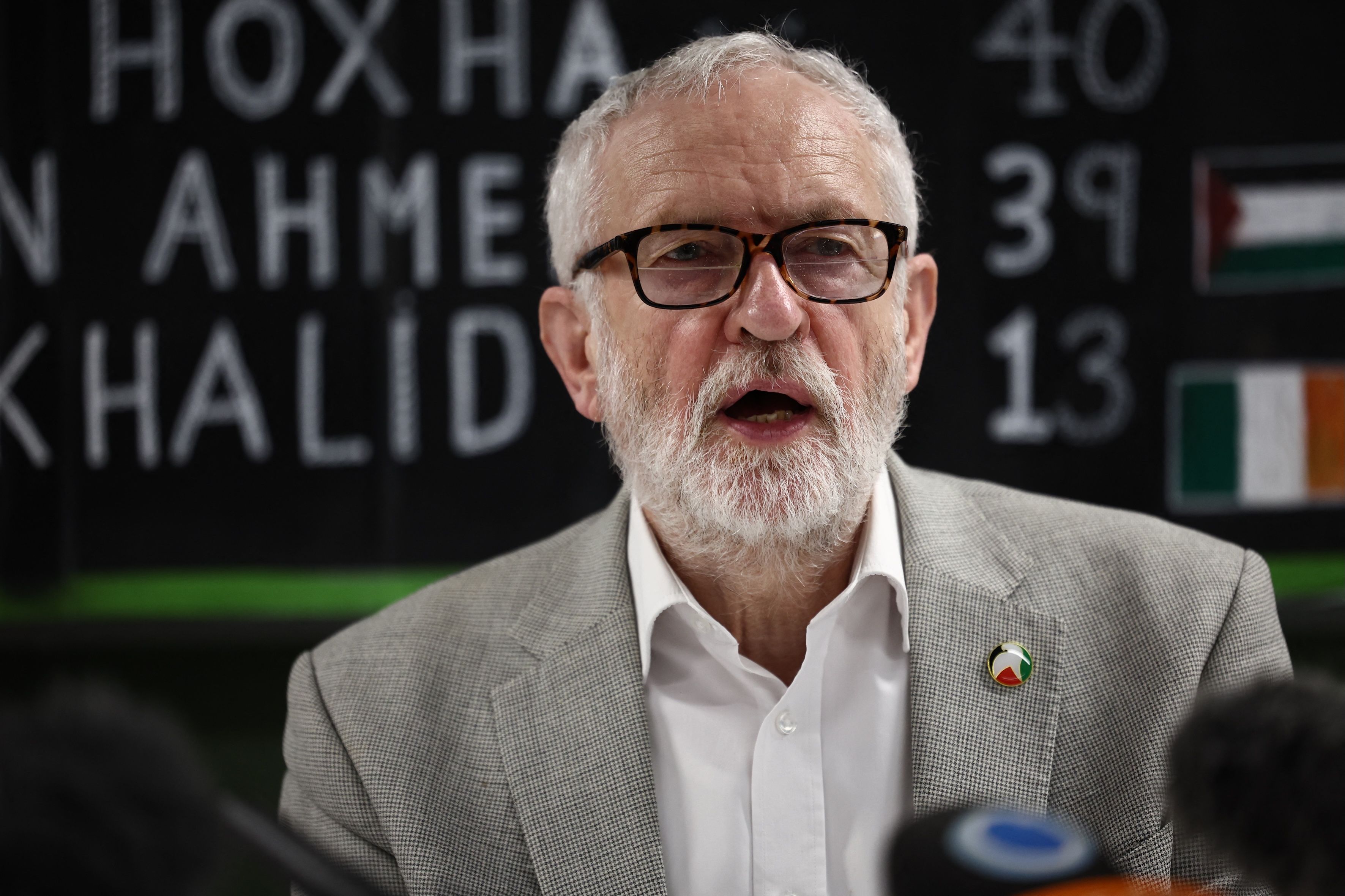 Jeremy Corbyn stellt sich in London hinter pro-palästinensische Aktivisten im Hungerstreik. Dabei scheut er nicht die Nähe zu radikalen Gruppen.