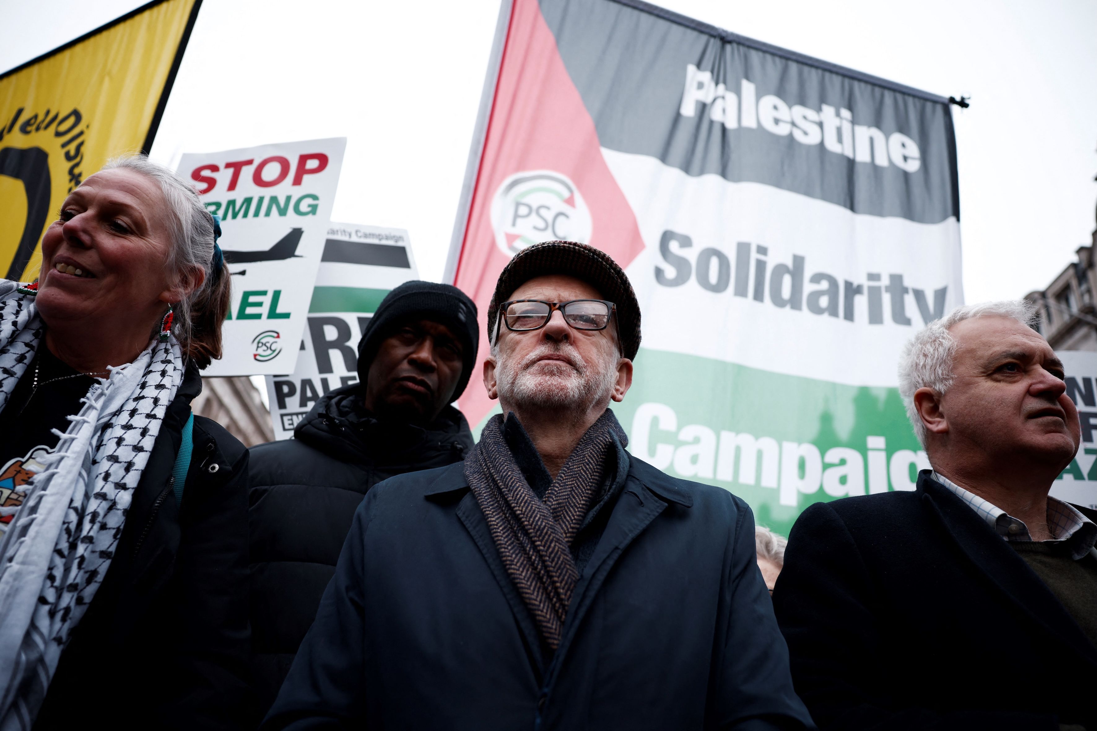 Mitten im Protestzug: Jeremy Corbyn marschiert bei einer der größten pro-palästinensischen Demonstrationen in London mit.