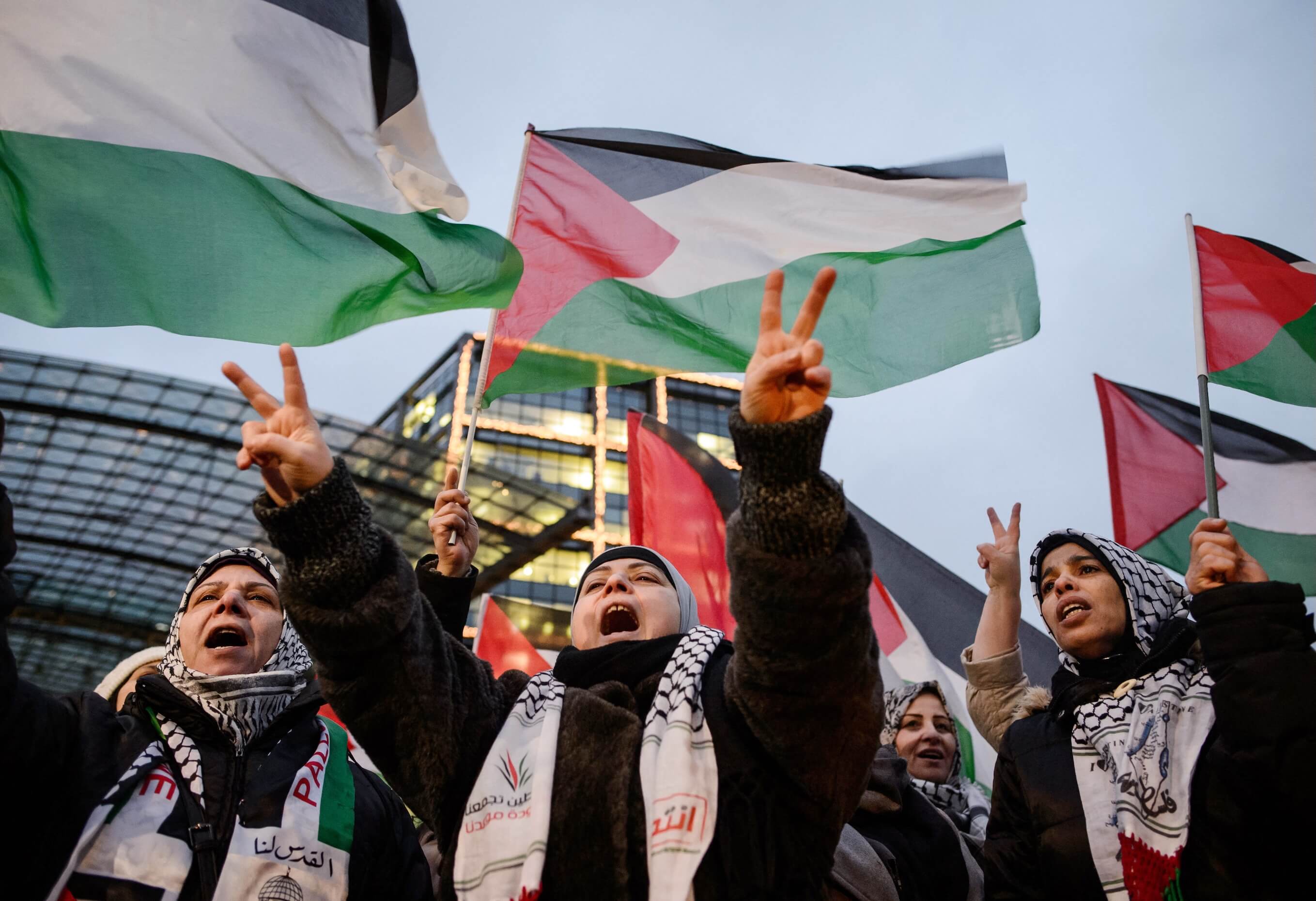 Pro-palästinensische Demonstration in Berlin: Solche Protestmilieus sind meist geeint in ihrem Hass und in ihrer Feindbildpflege, sagt die französisch-marokkanische Journalistin.