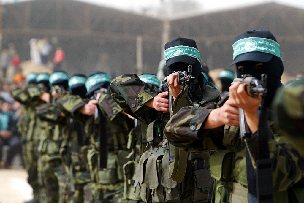 Bewaffnete Hamas-Terrorkämpfer bei einer Demonstration im Gazastreifen. Die Terrorgruppe wird in radikalen Aktivistenmilieus als Teil des „Widerstands“ verklärt.