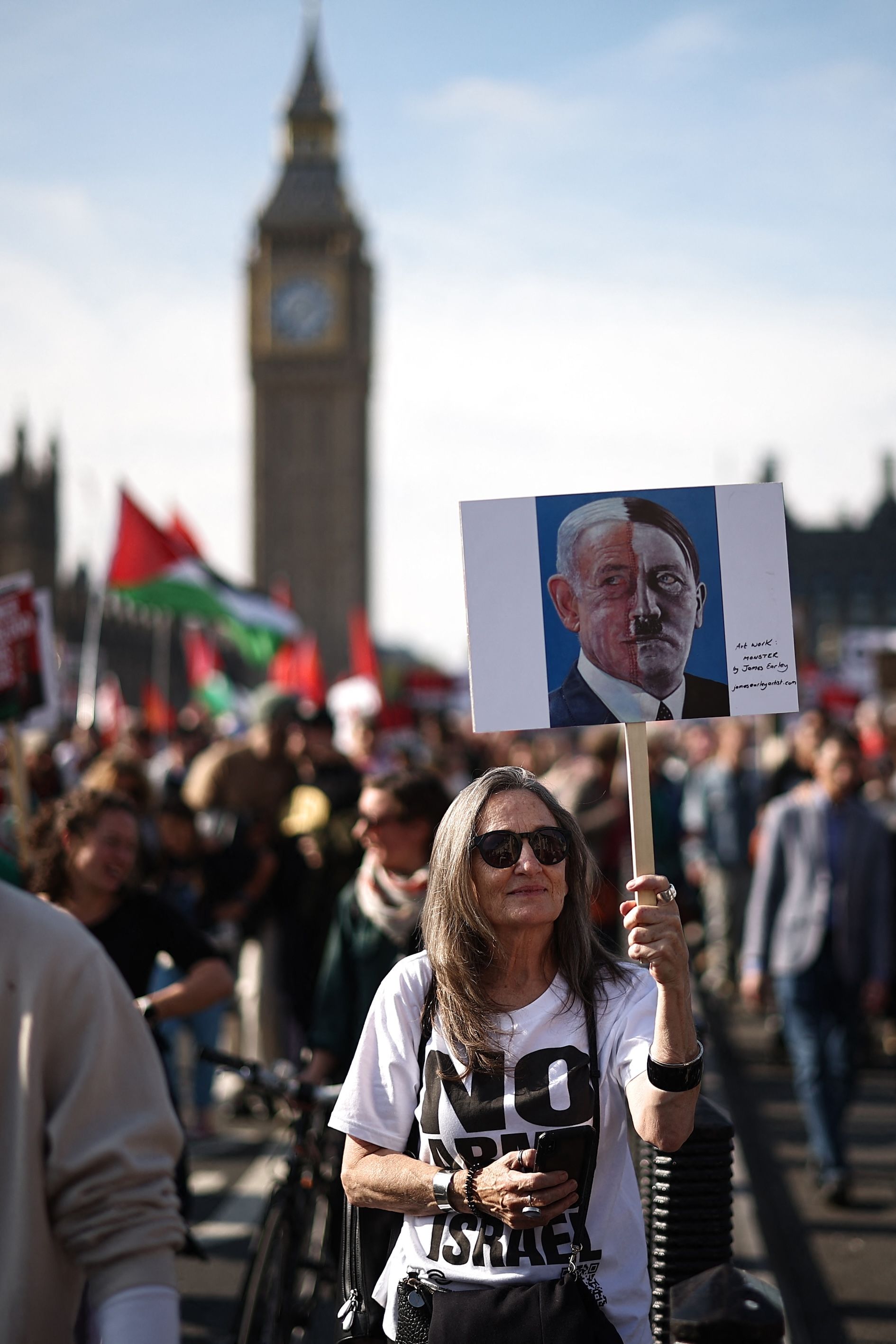 Pro-palästinensische Demonstration in London: Ihr Plakat setzt Israels Premier mit Adolf Hitler gleich.