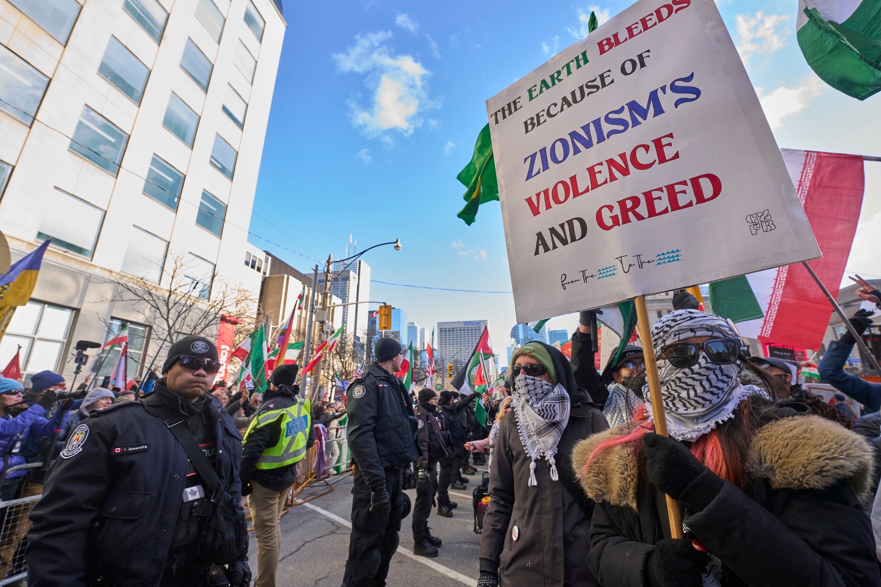 Protest in Toronto: Demonstranten verbreiten Parolen gegen „Zionismus“, dem sie „Gier“ und „Morden“ unterstellen. Laut Bussigny verschwimmen hier Kritik, ideologische Feindbilder und antisemitische Narrative.