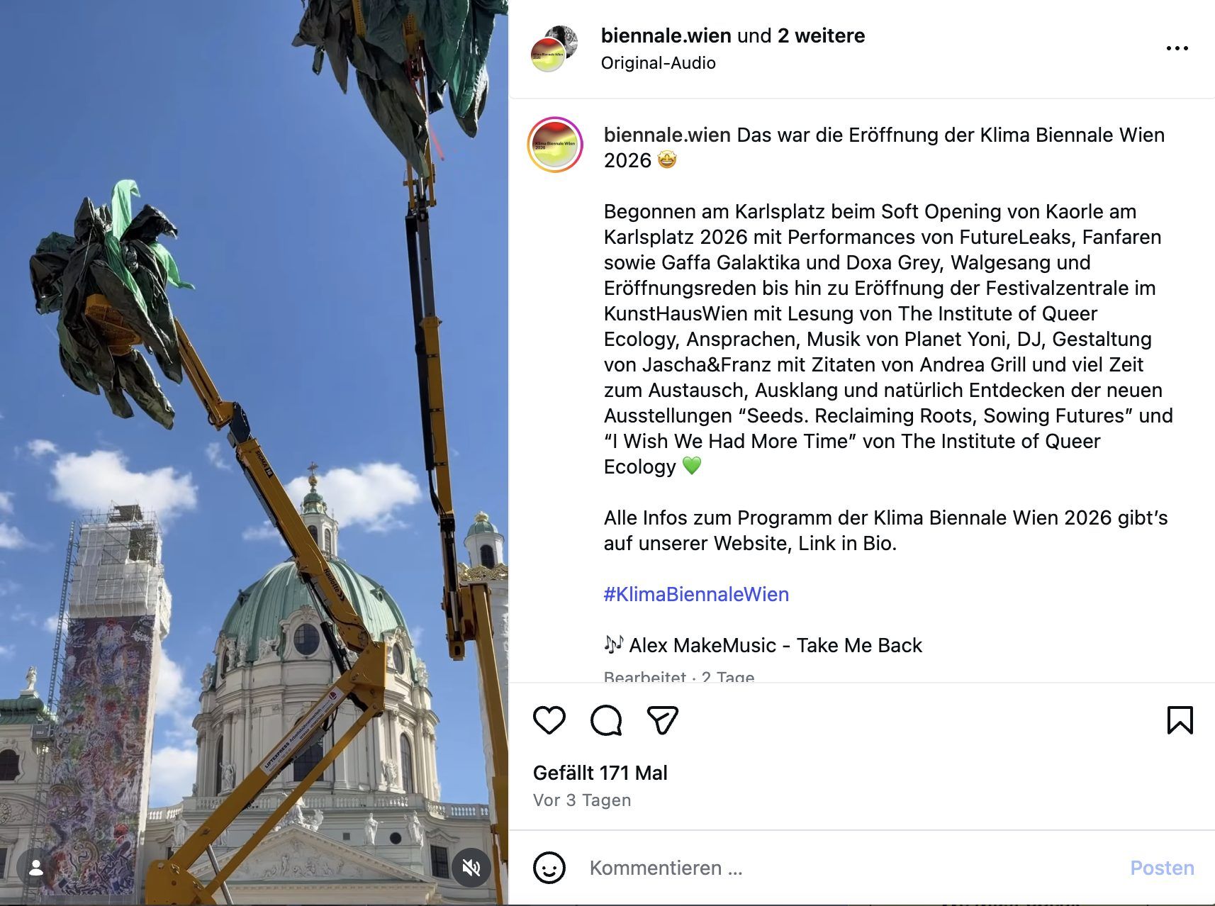Palmen aus gelben Baukränen und Plastikblättern am Karlsplatz sind Teil der Ausstellung.